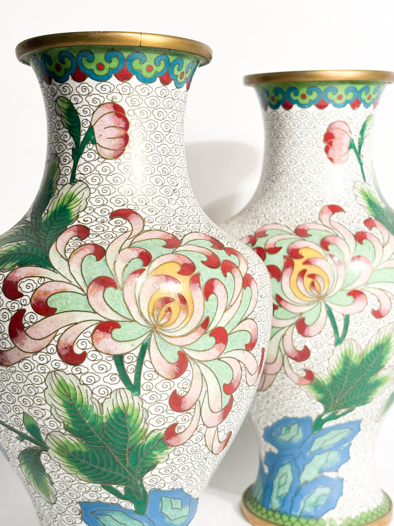 Coppia di Vasi Cinesi Cloisonné con Motivi Floreali e Colibrì Anni 50