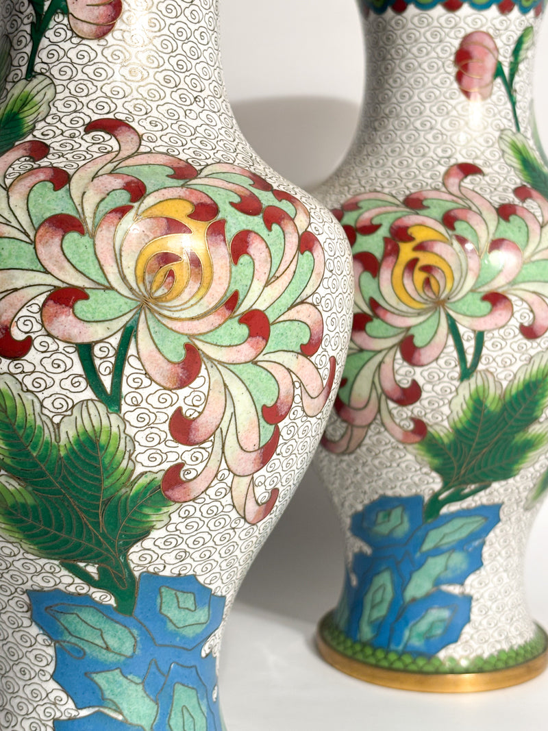 Coppia di Vasi Cinesi Cloisonné con Motivi Floreali e Colibrì Anni 50