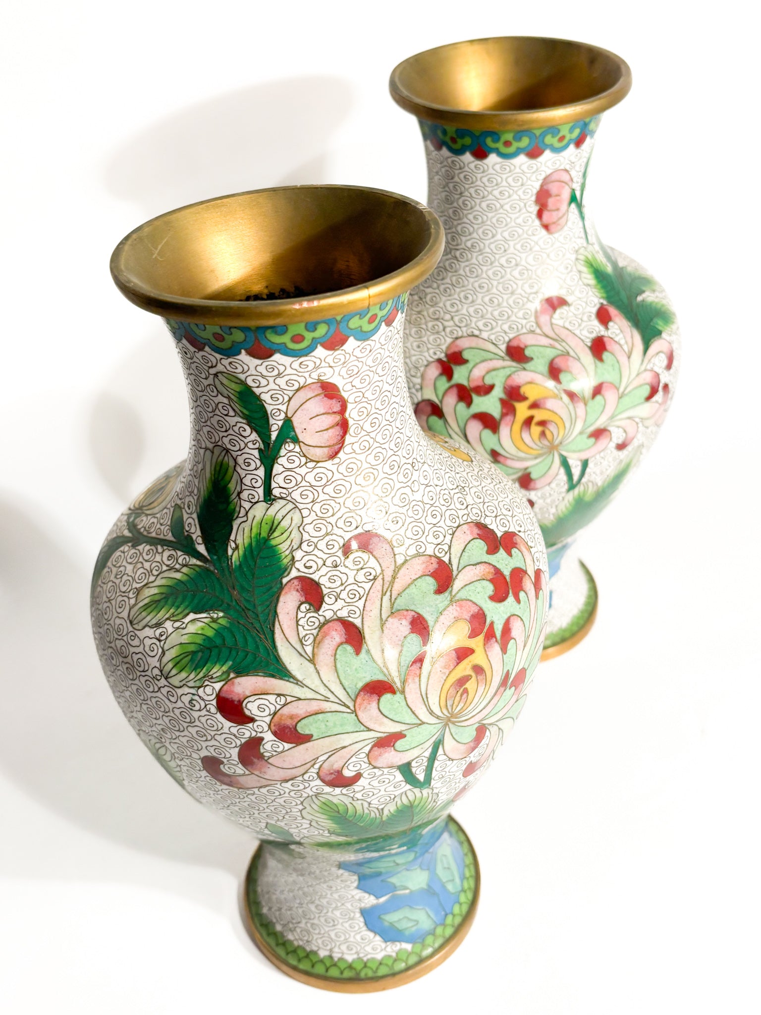 Coppia di Vasi Cinesi Cloisonné con Motivi Floreali e Colibrì Anni 50