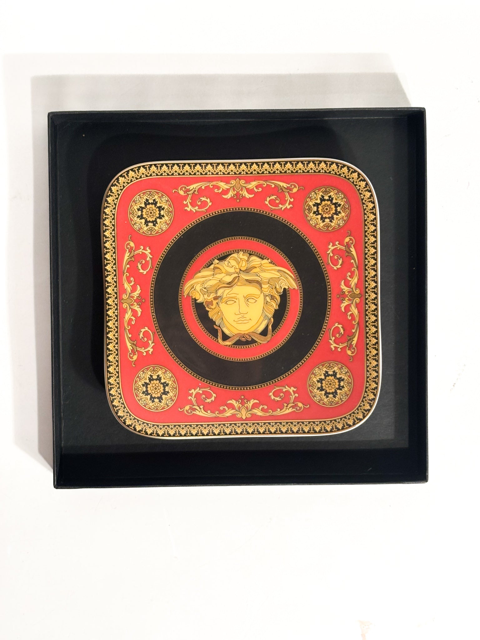 Piatto Quadrato Medusa Rossa Di Versace per Rosenthal