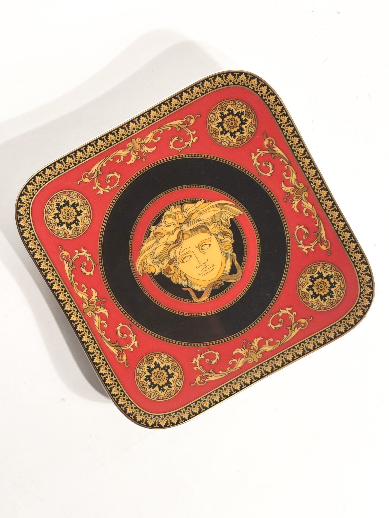 Piatto Quadrato Medusa Rossa Di Versace per Rosenthal