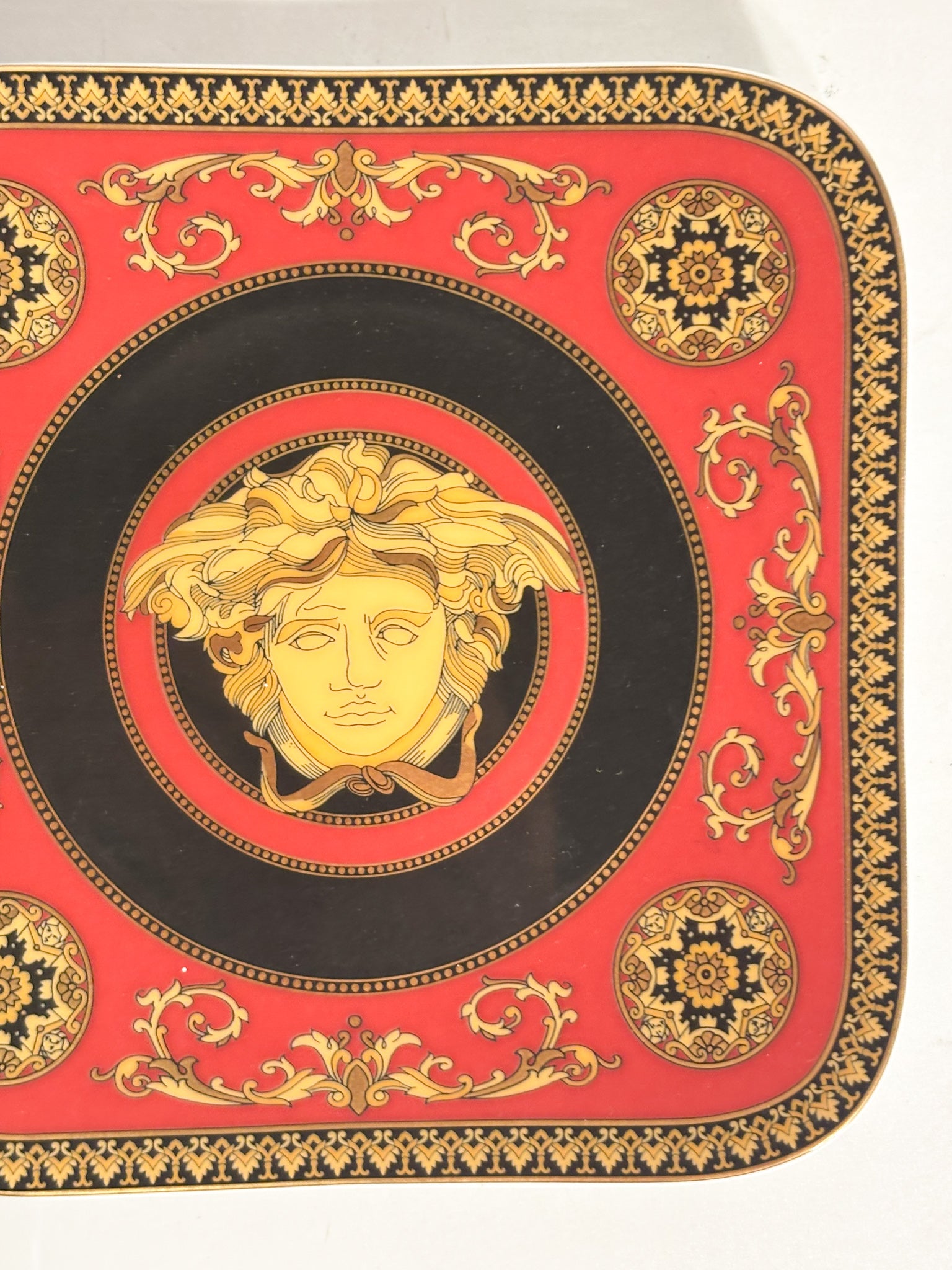 Piatto Quadrato Medusa Rossa Di Versace per Rosenthal