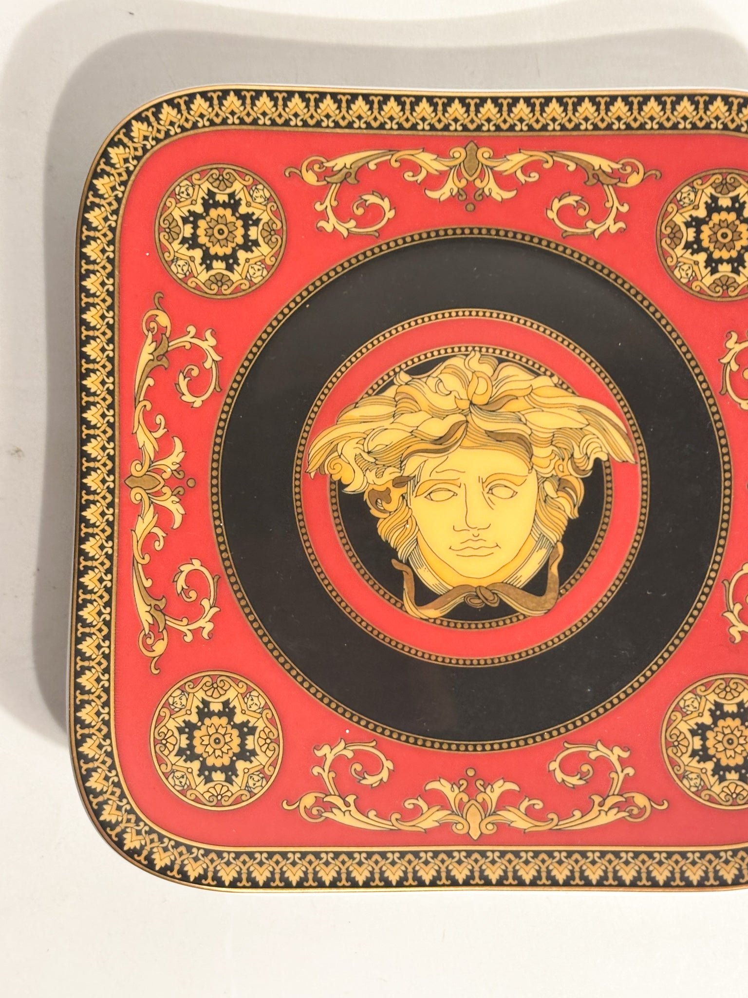 Piatto Quadrato Medusa Rossa Di Versace per Rosenthal