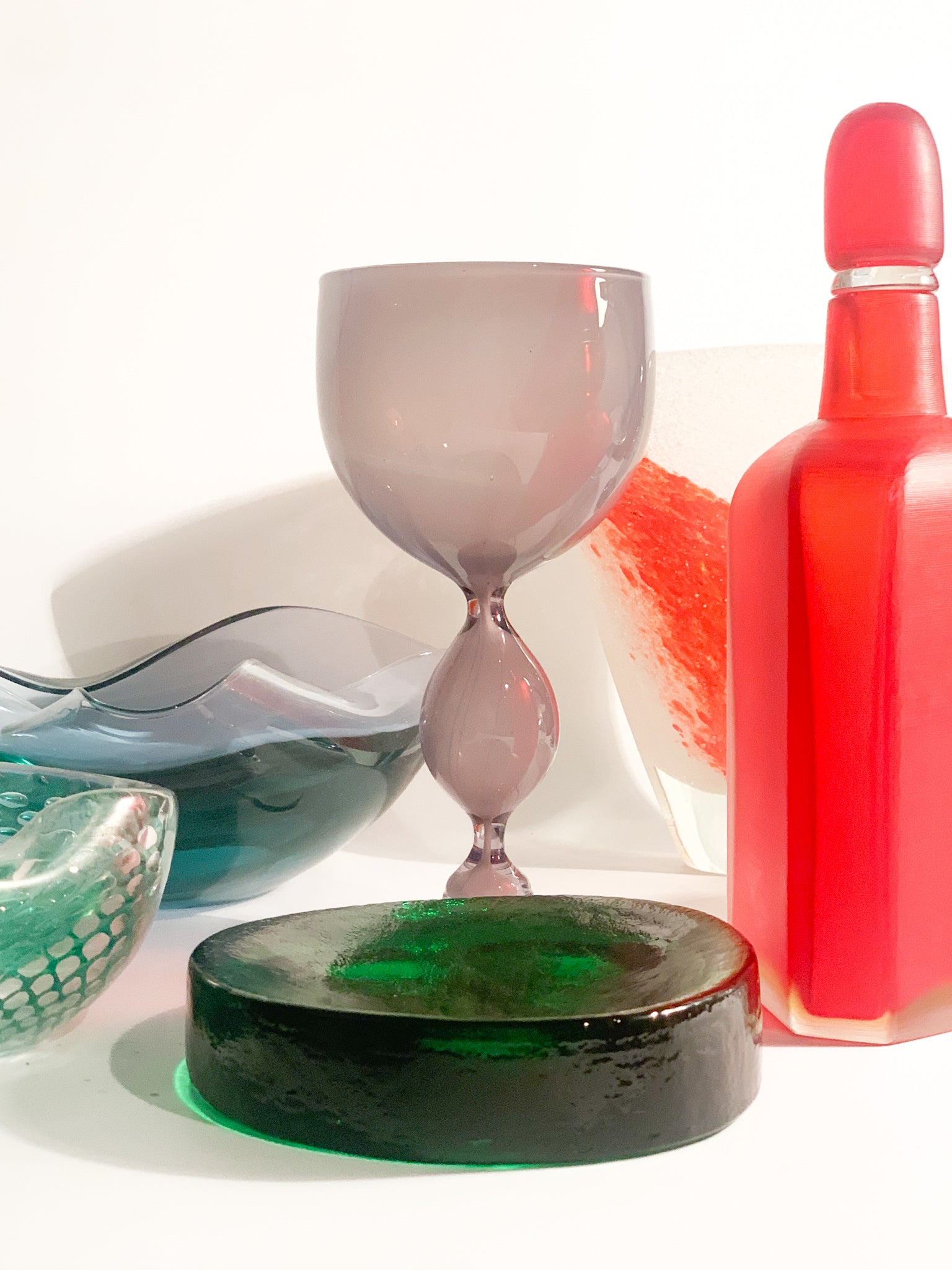 Calice in Vetro Soffiato Viola a Forma di Clessidra di Kosta Edenfalk Anni 90