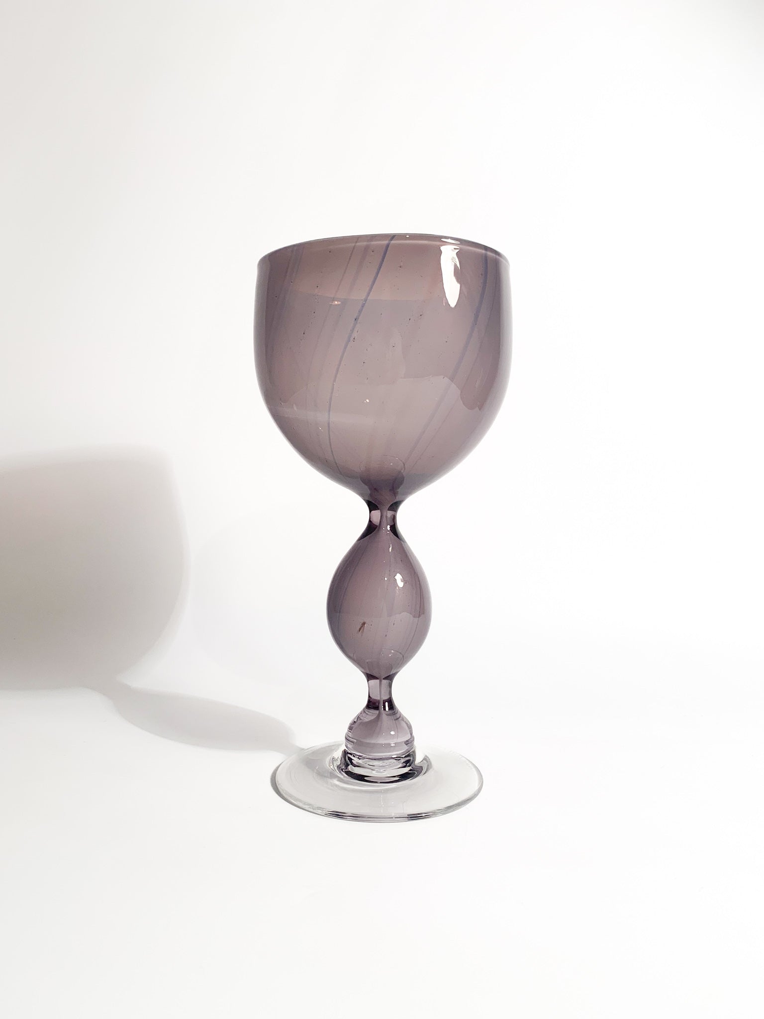 Calice in Vetro Soffiato Viola a Forma di Clessidra di Kosta Edenfalk Anni 90
