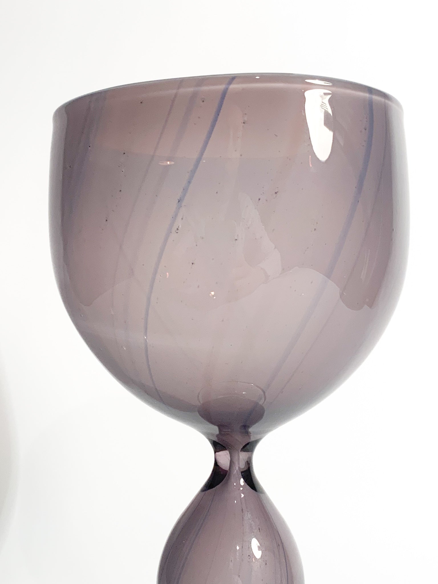 Calice in Vetro Soffiato Viola a Forma di Clessidra di Kosta Edenfalk Anni 90