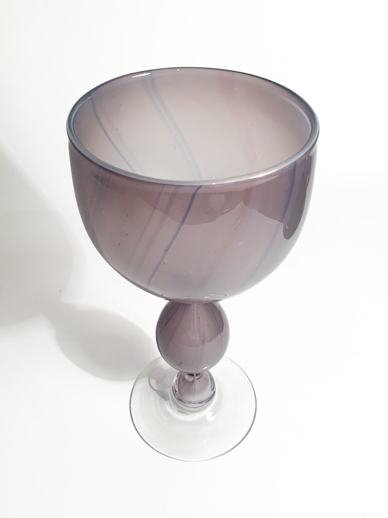 Calice in Vetro Soffiato Viola a Forma di Clessidra di Kosta Edenfalk Anni 90