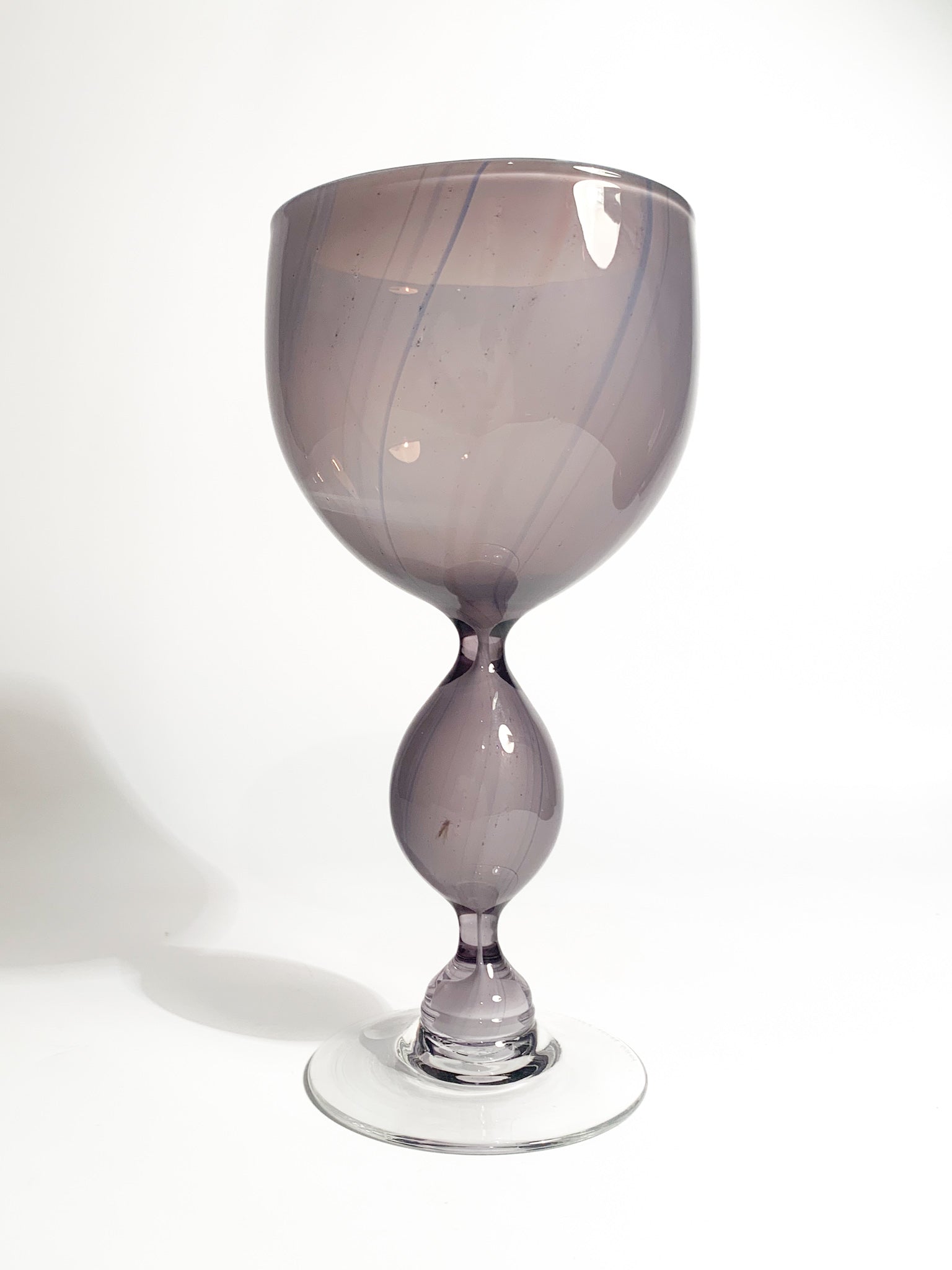 Calice in Vetro Soffiato Viola a Forma di Clessidra di Kosta Edenfalk Anni 90