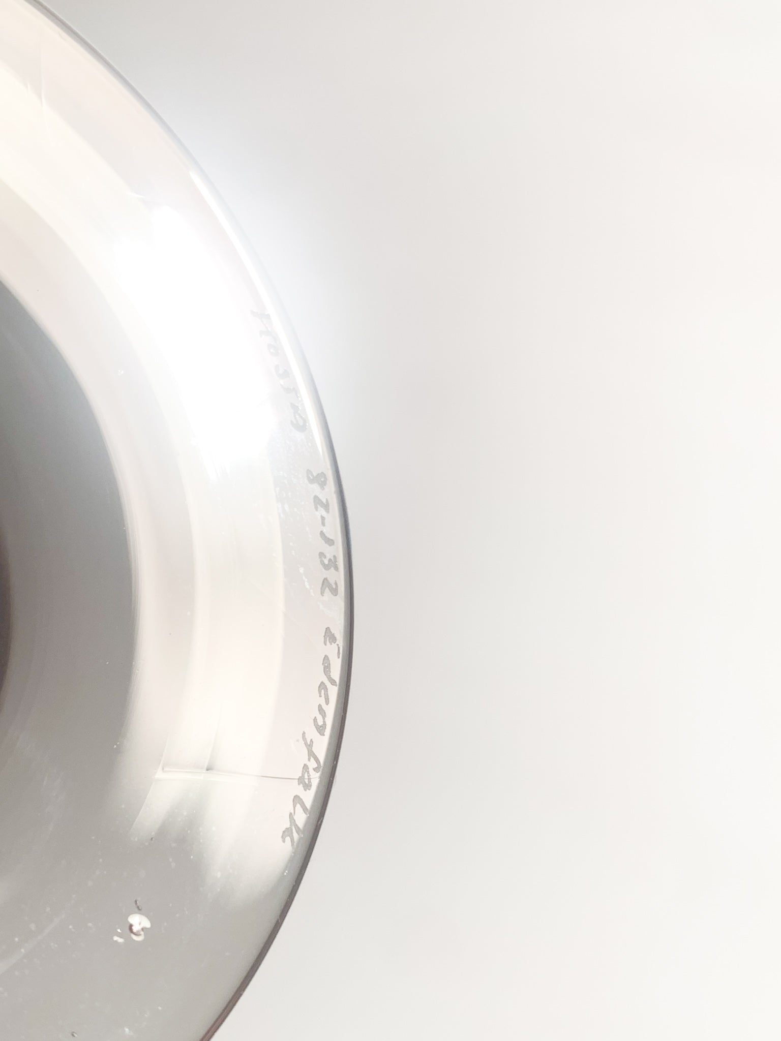 Calice in Vetro Soffiato Viola a Forma di Clessidra di Kosta Edenfalk Anni 90