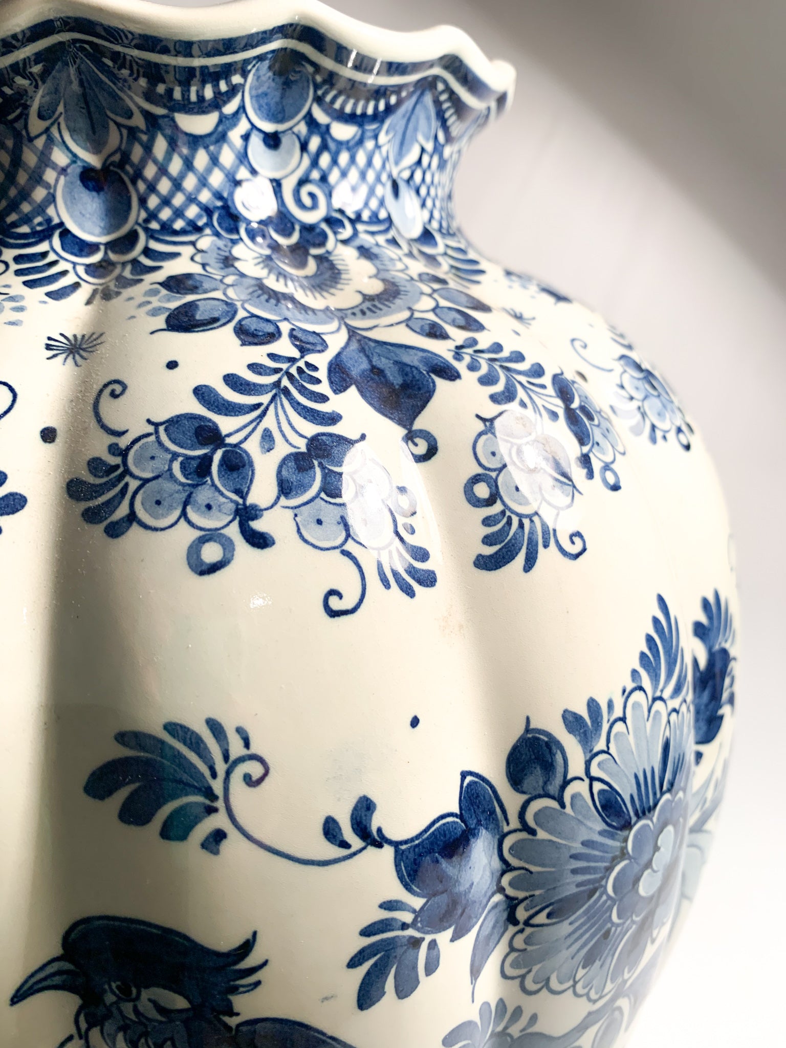 Vaso in Ceramica Bianca e Blu di Delft Anni 20