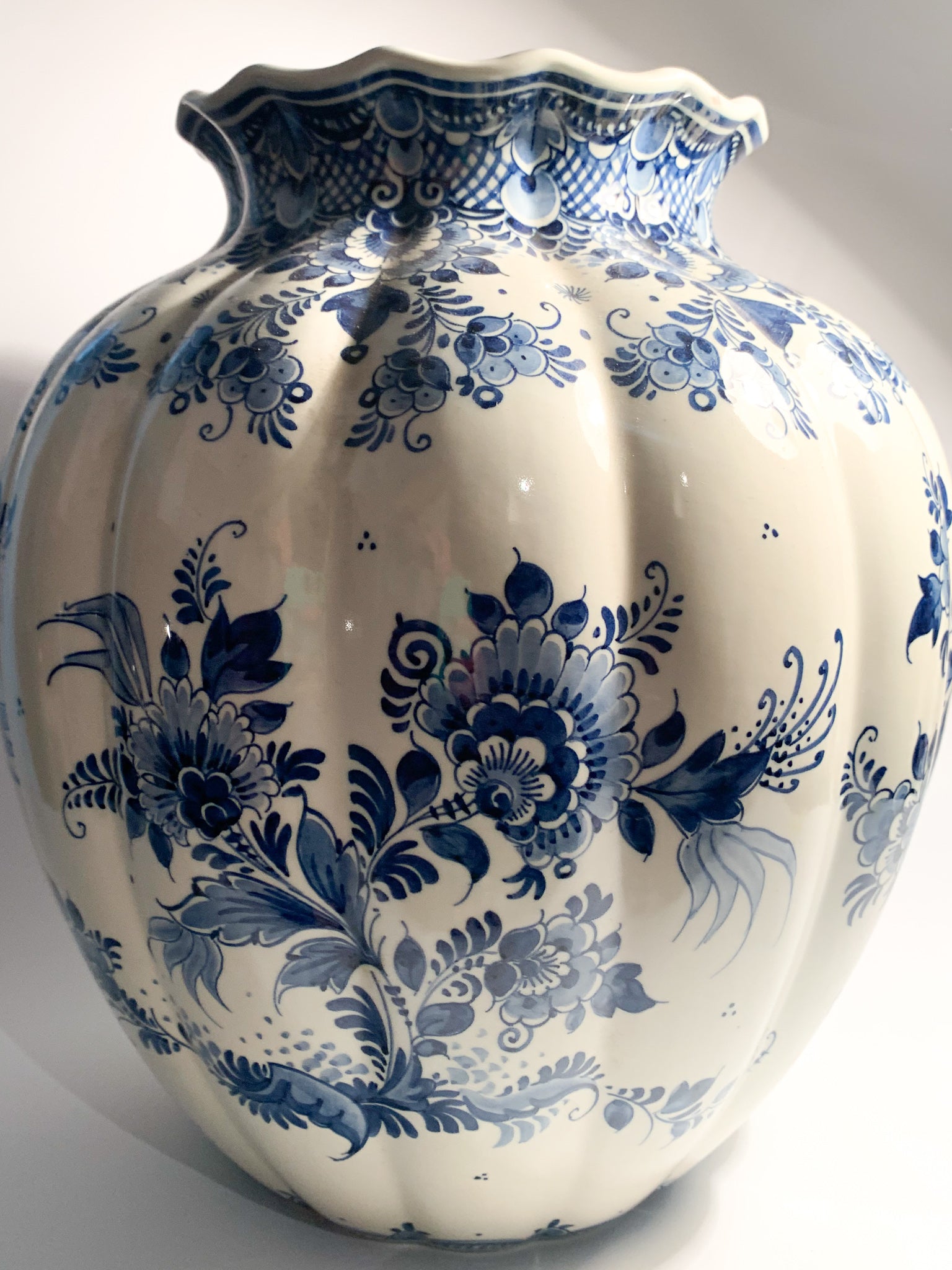 Vaso in Ceramica Bianca e Blu di Delft Anni 20