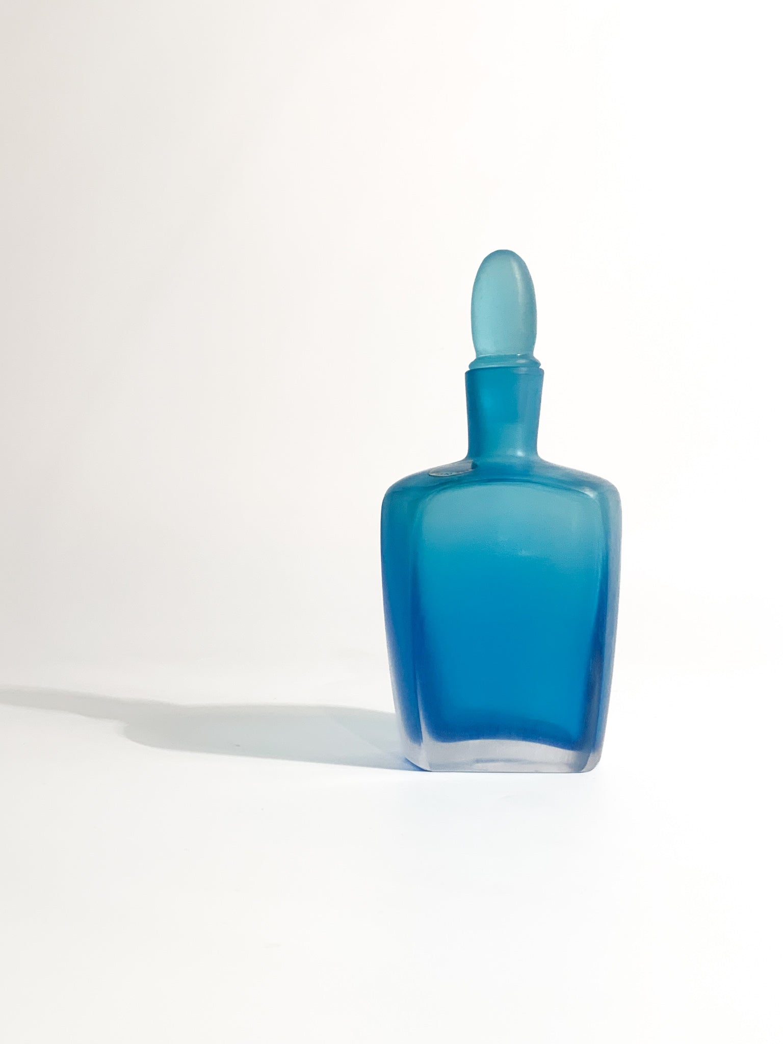 Bottiglia di Venini in Vetro di Murano Azzurro Serie 'Velato' del 1995