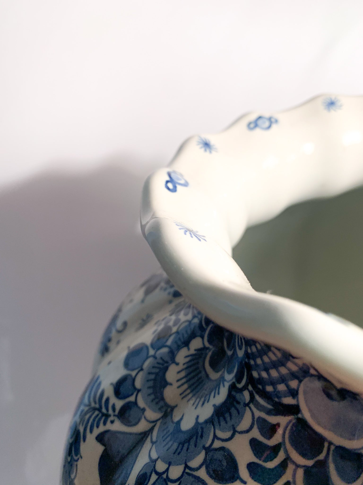 Vaso in Ceramica Bianca e Blu di Delft Anni 20