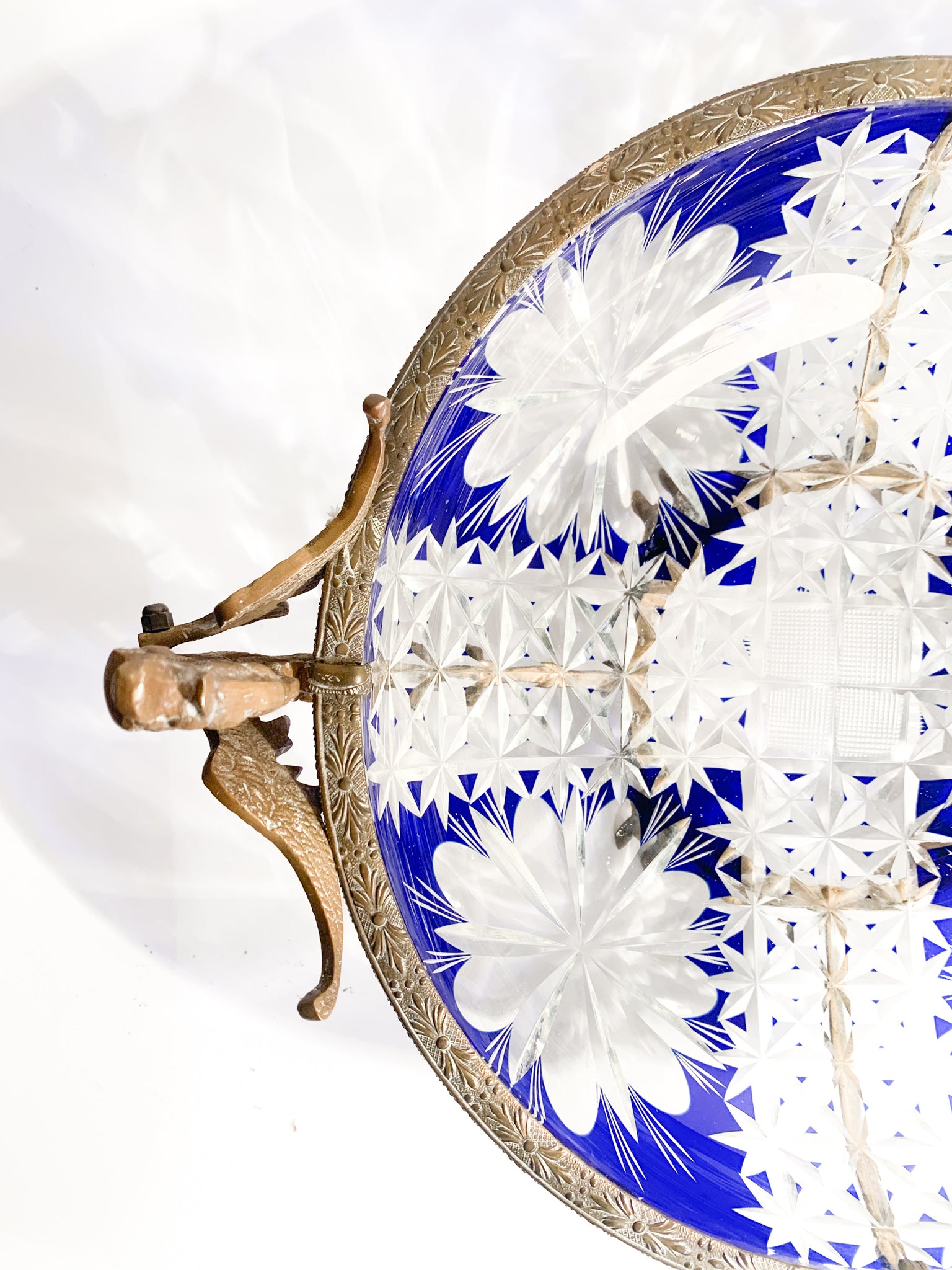 Centerpiece in Bohemian Crystal and Sculpted Bronze from the Early Twentieth Century