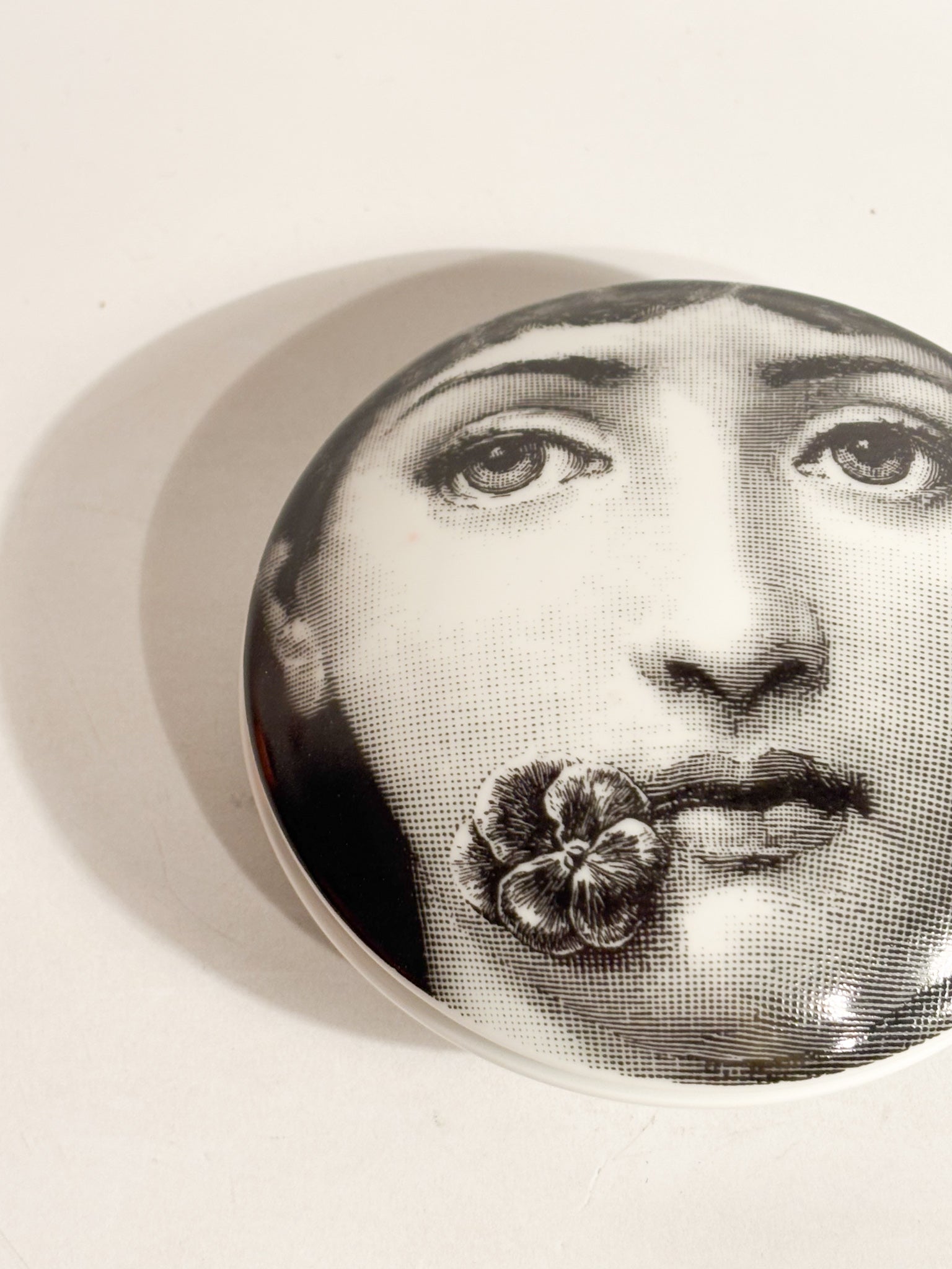 Scatola Tonda Tema e Variazioni n. 137 di Fornasetti Anni 70