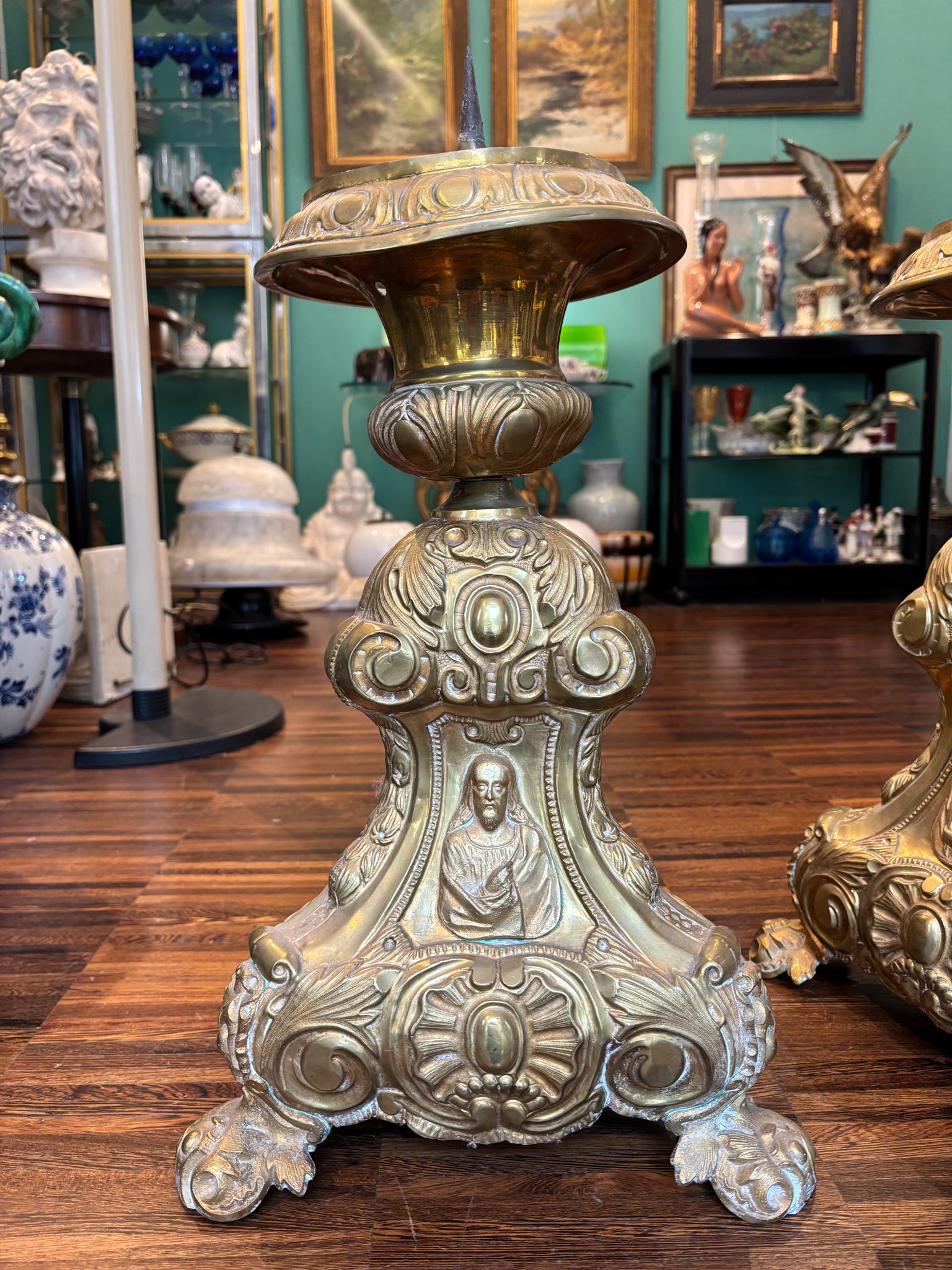 Coppia di Candelieri Religiosi in Lamina di Metallo XX Secolo