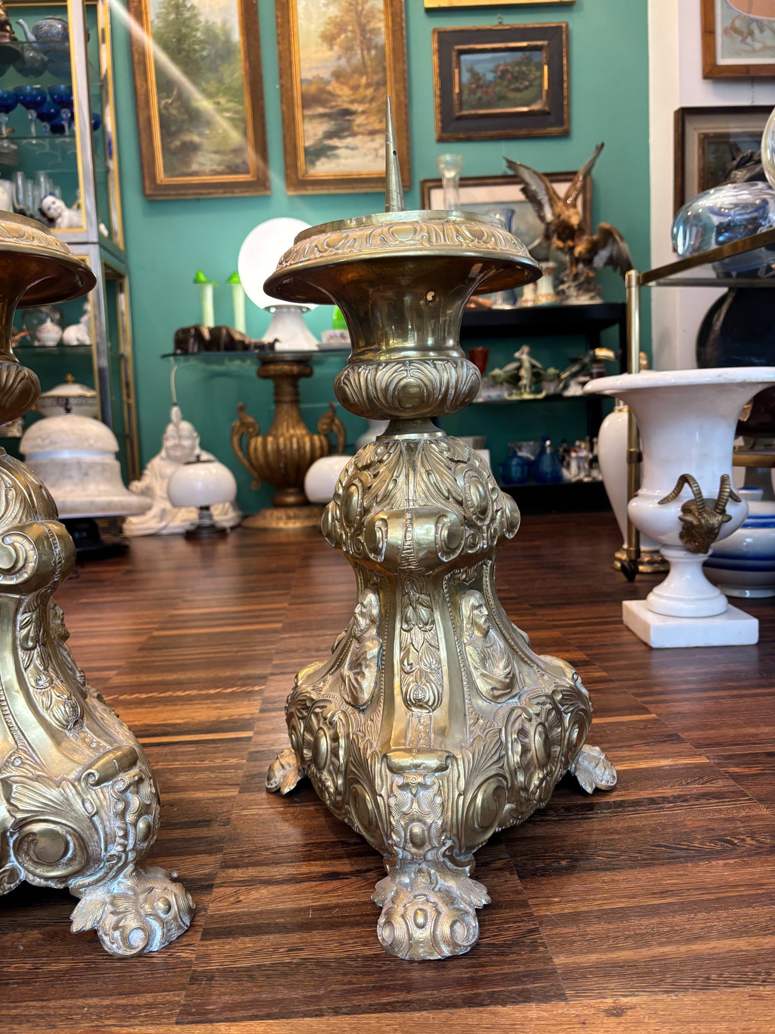 Coppia di Candelieri Religiosi in Lamina di Metallo XX Secolo