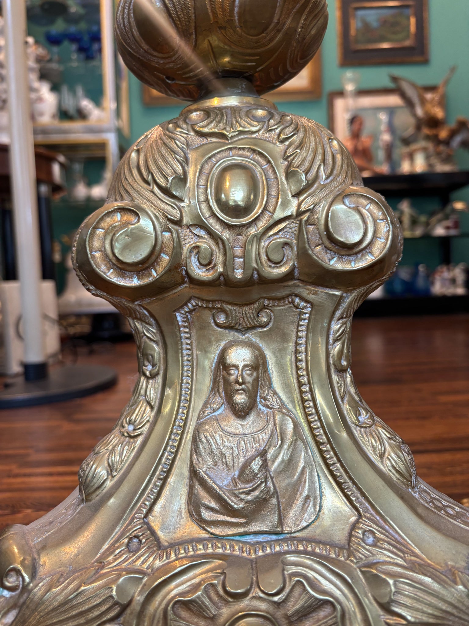 Coppia di Candelieri Religiosi in Lamina di Metallo XX Secolo