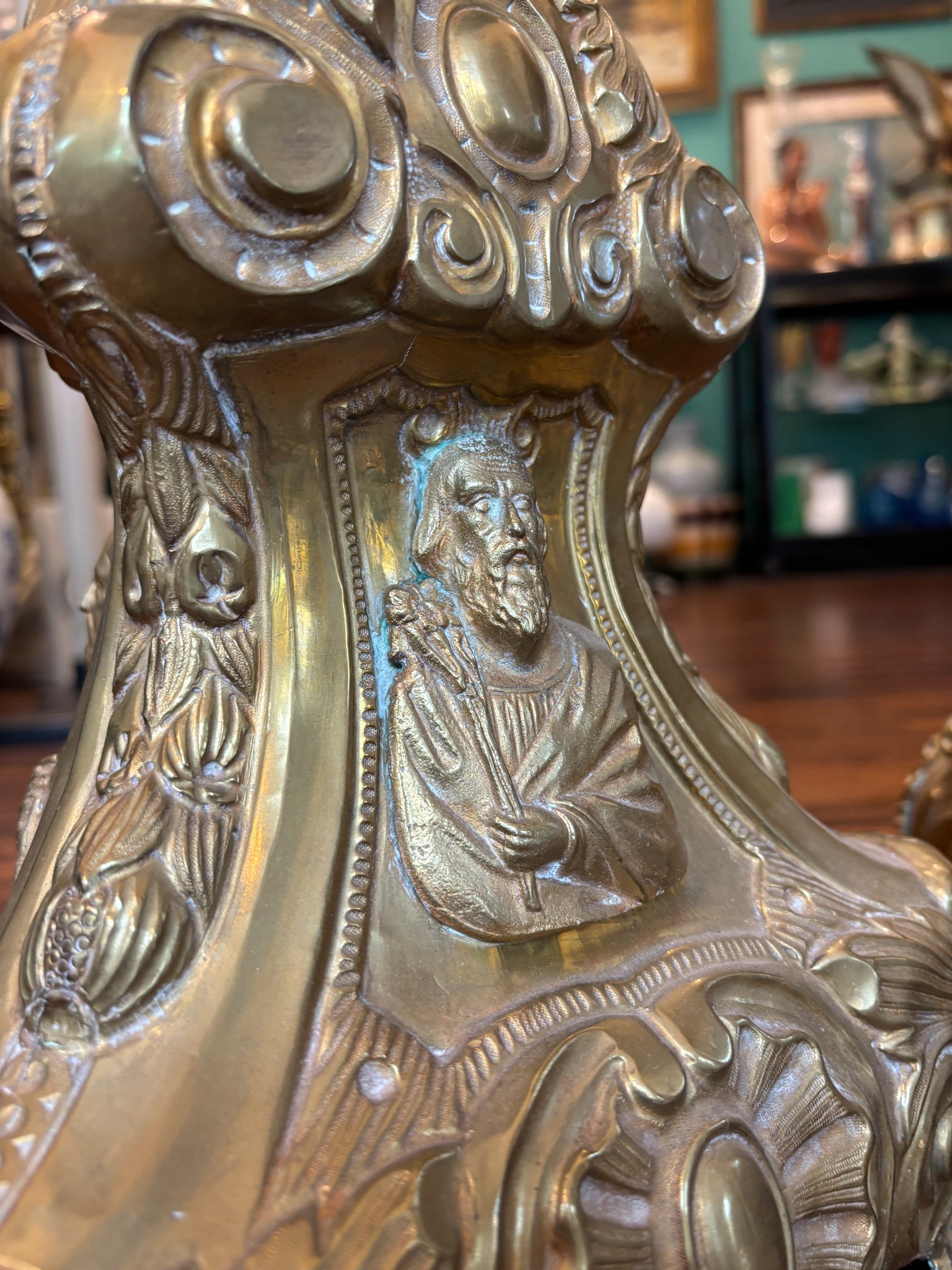 Coppia di Candelieri Religiosi in Lamina di Metallo XX Secolo