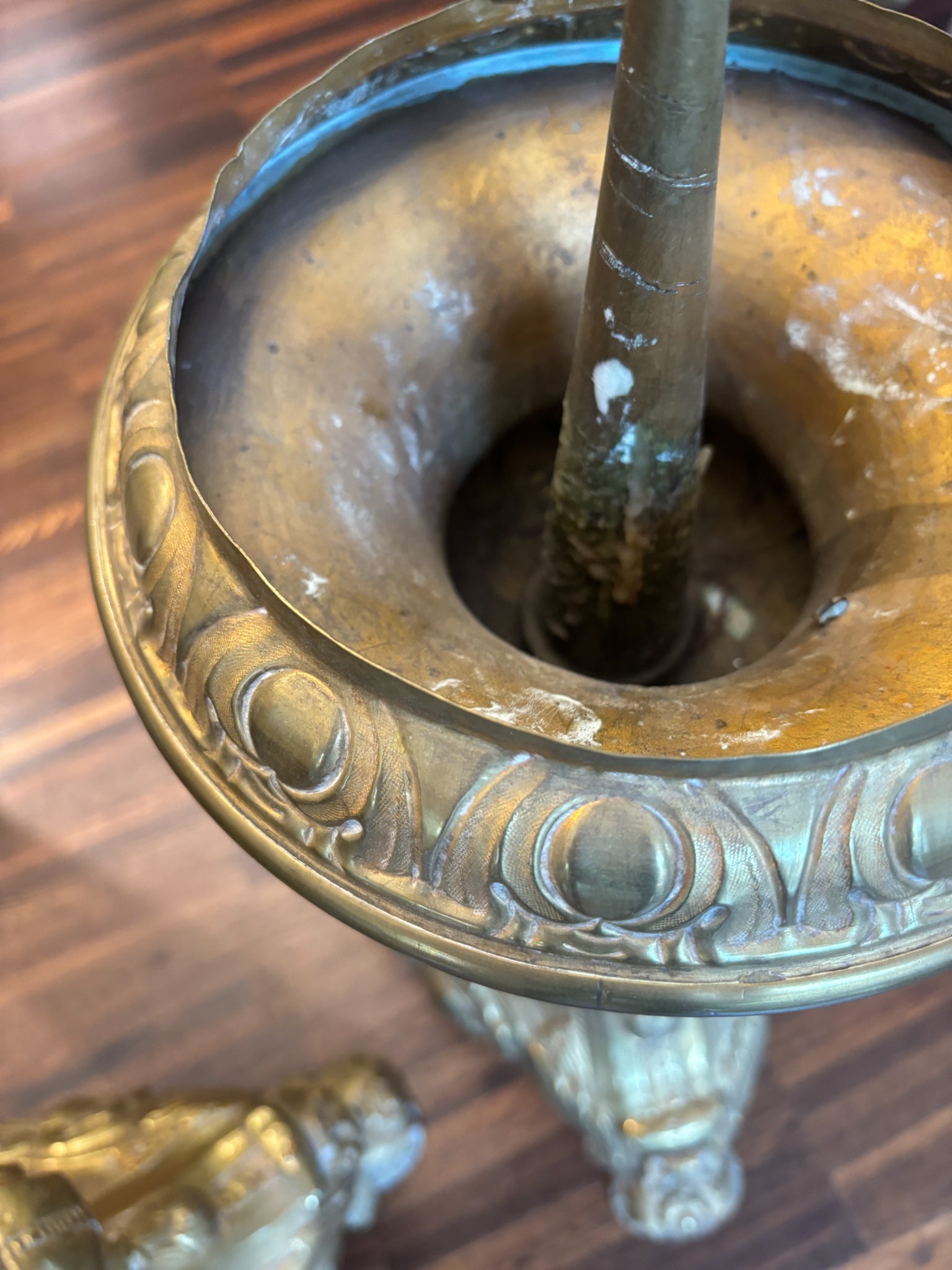 Coppia di Candelieri Religiosi in Lamina di Metallo XX Secolo