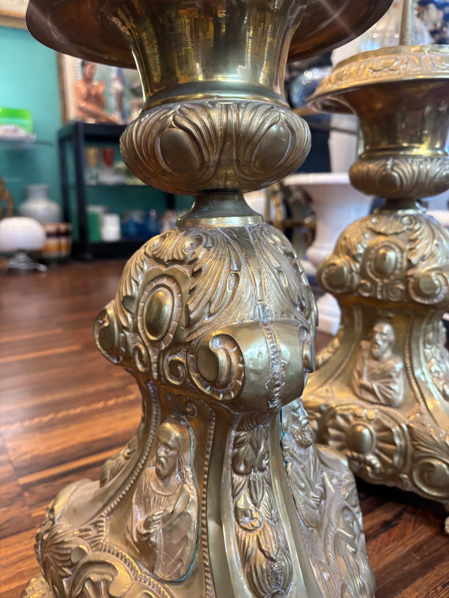 Coppia di Candelieri Religiosi in Lamina di Metallo XX Secolo