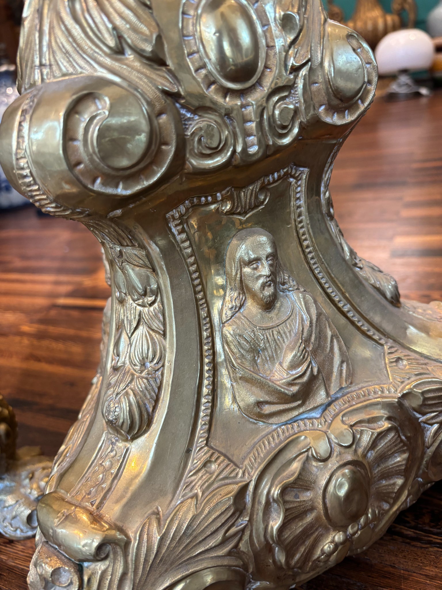 Coppia di Candelieri Religiosi in Lamina di Metallo XX Secolo