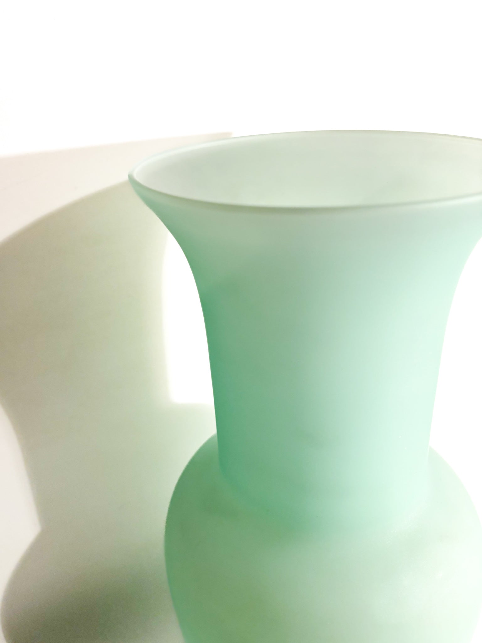Vaso Opalino Verde Acqua in Vetro di Murano Incamiciato Anni 80