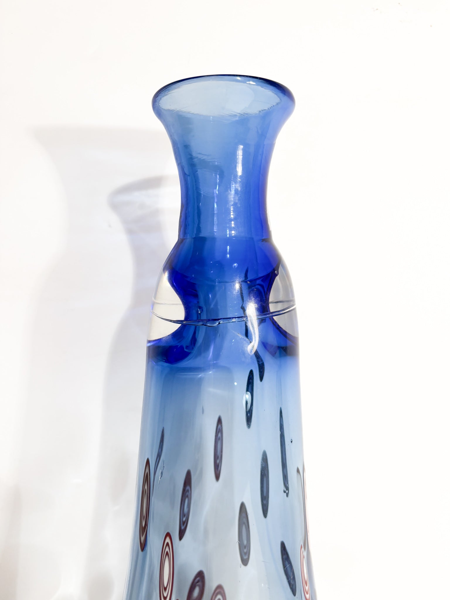 Vaso in Vetro di Murano Blu con Murrine Rosse del 1975