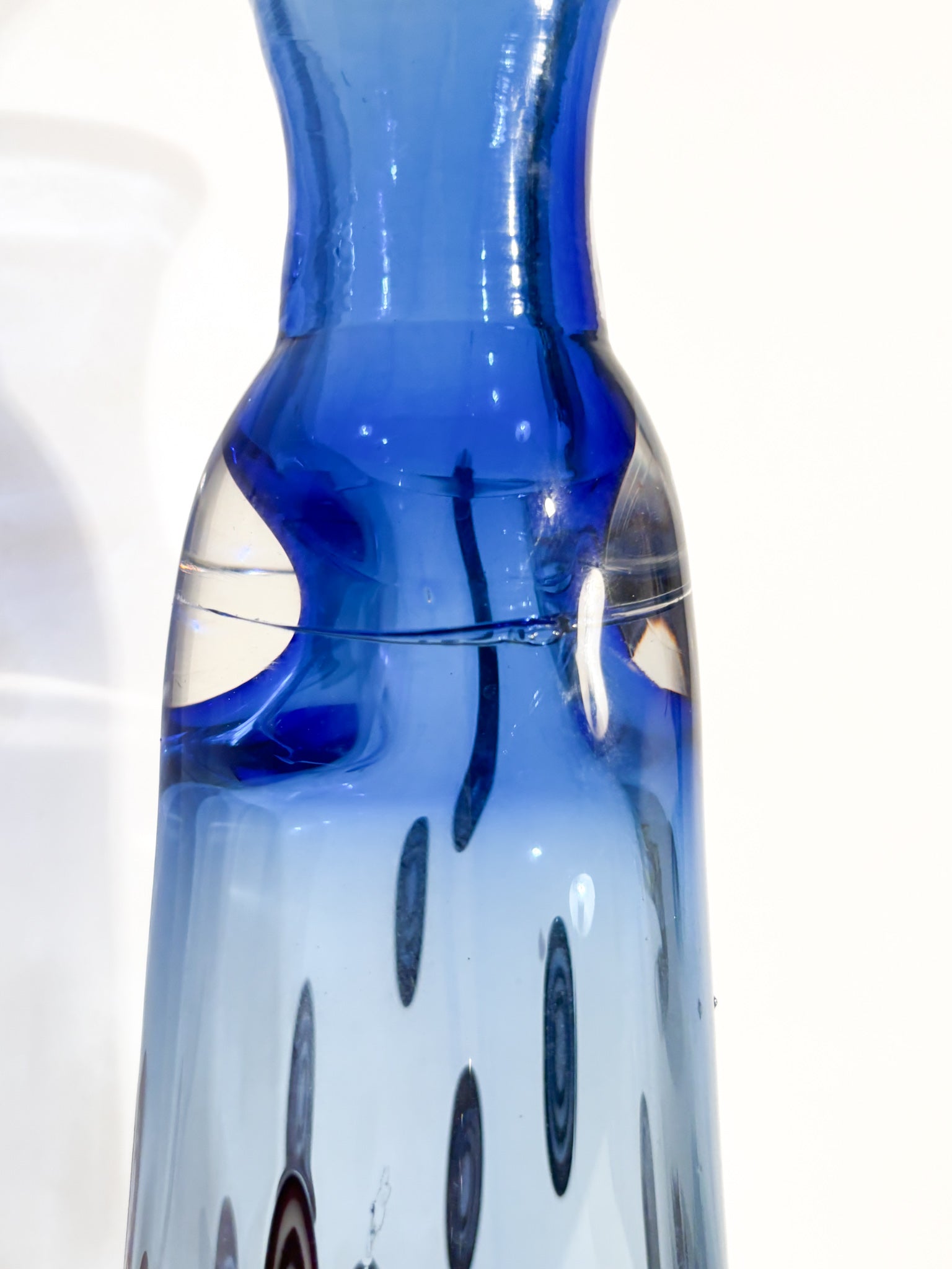 Vaso in Vetro di Murano Blu con Murrine Rosse del 1975