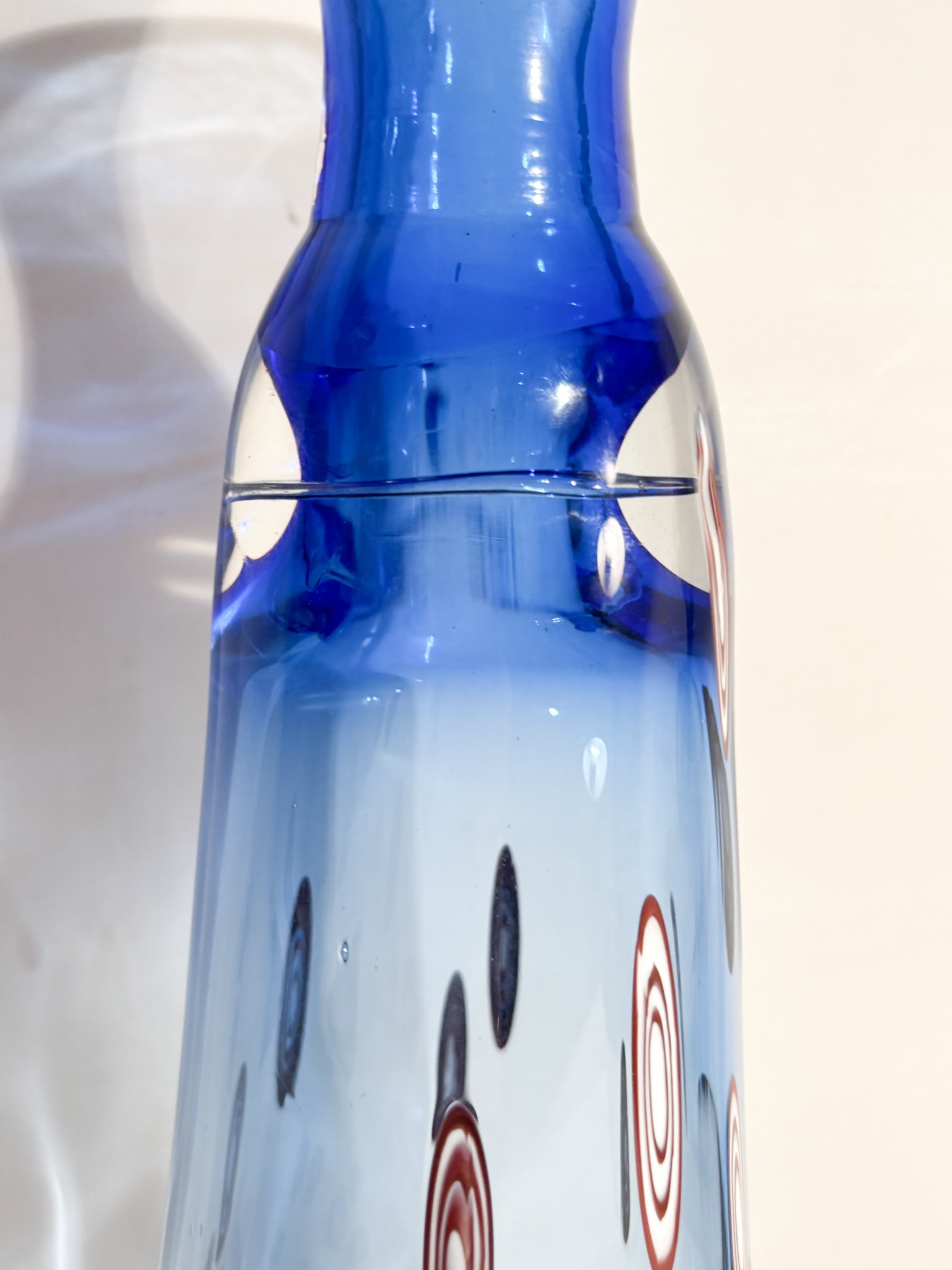 Vaso in Vetro di Murano Blu con Murrine Rosse del 1975
