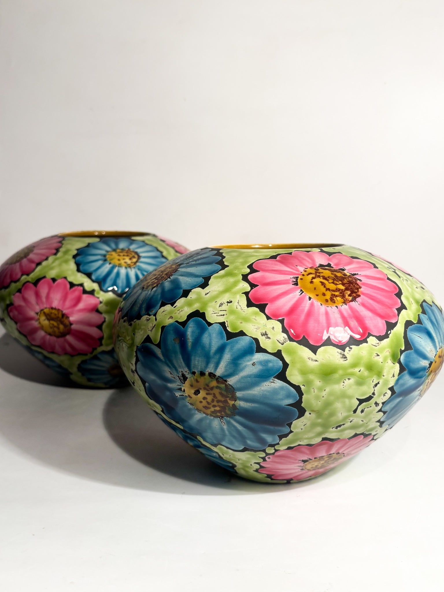 Coppia di Vasi in Ceramica Dipinti a Mano con Motivi Floreali Flower Power Anni 60