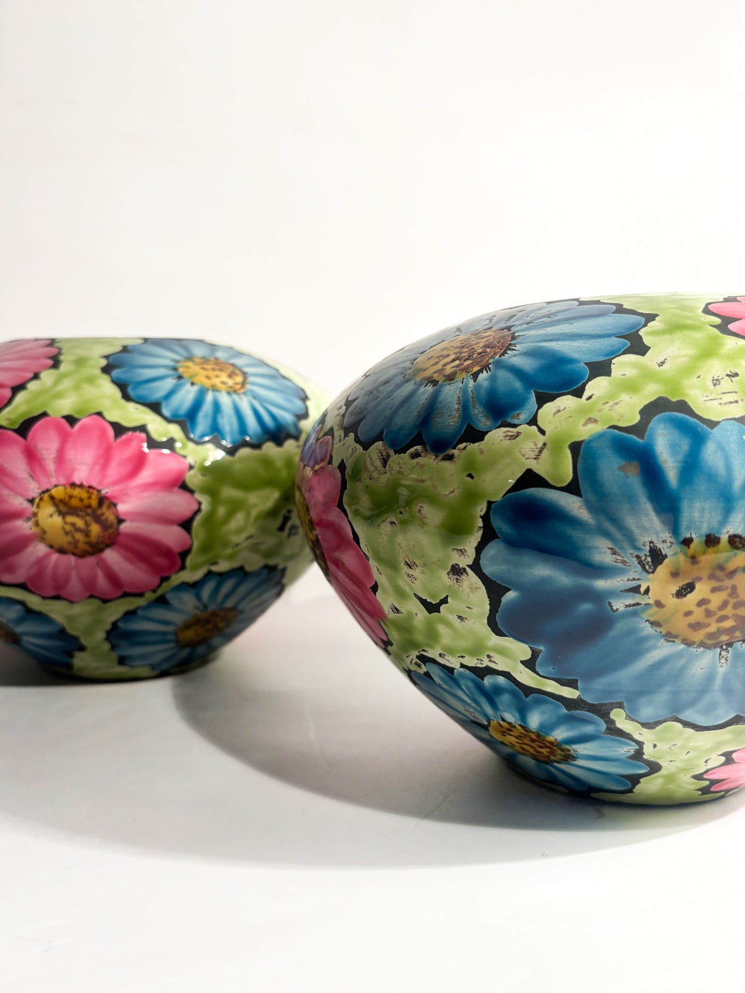 Coppia di Vasi in Ceramica Dipinti a Mano con Motivi Floreali Flower Power Anni 60