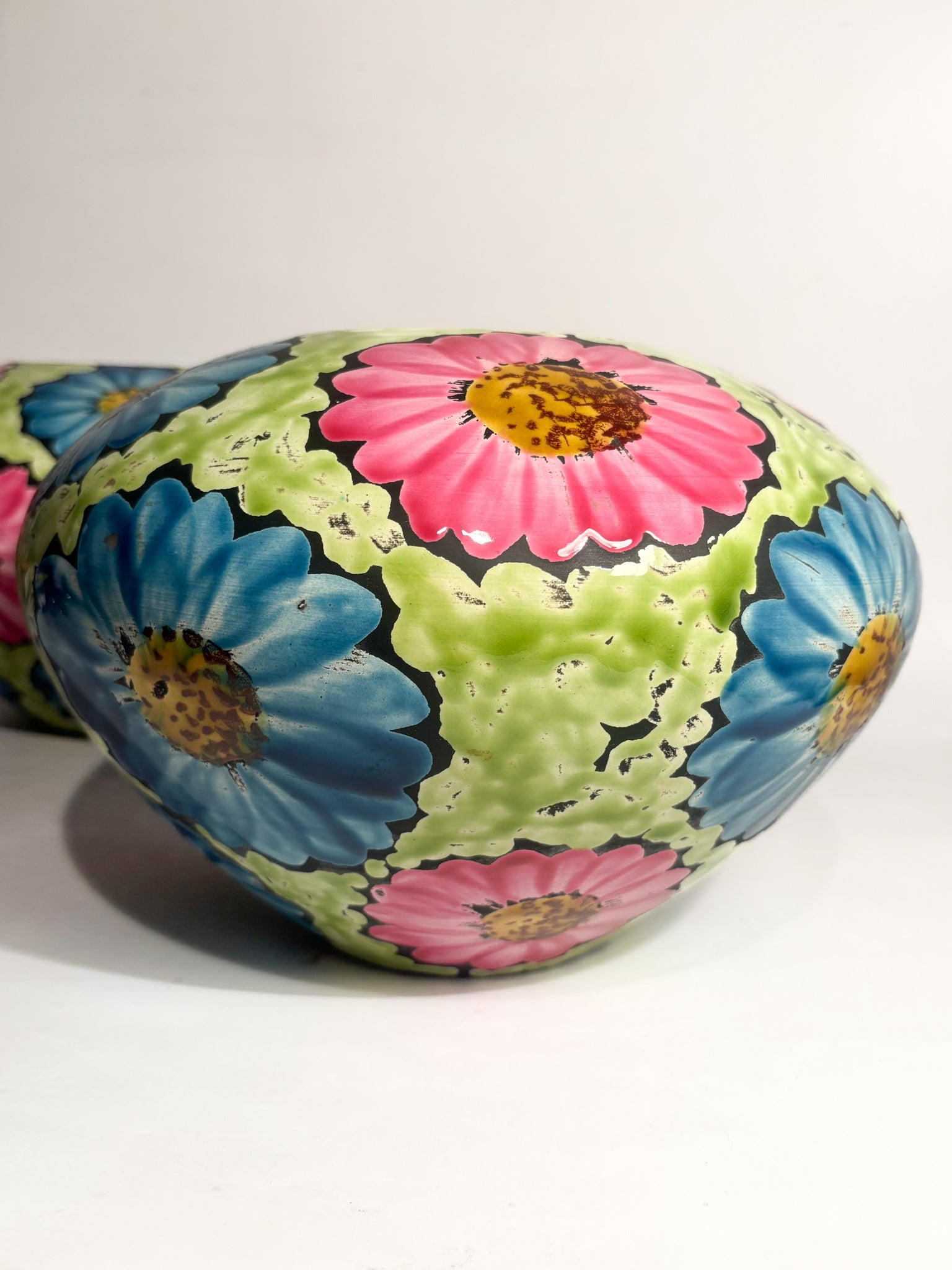 Coppia di Vasi in Ceramica Dipinti a Mano con Motivi Floreali Flower Power Anni 60