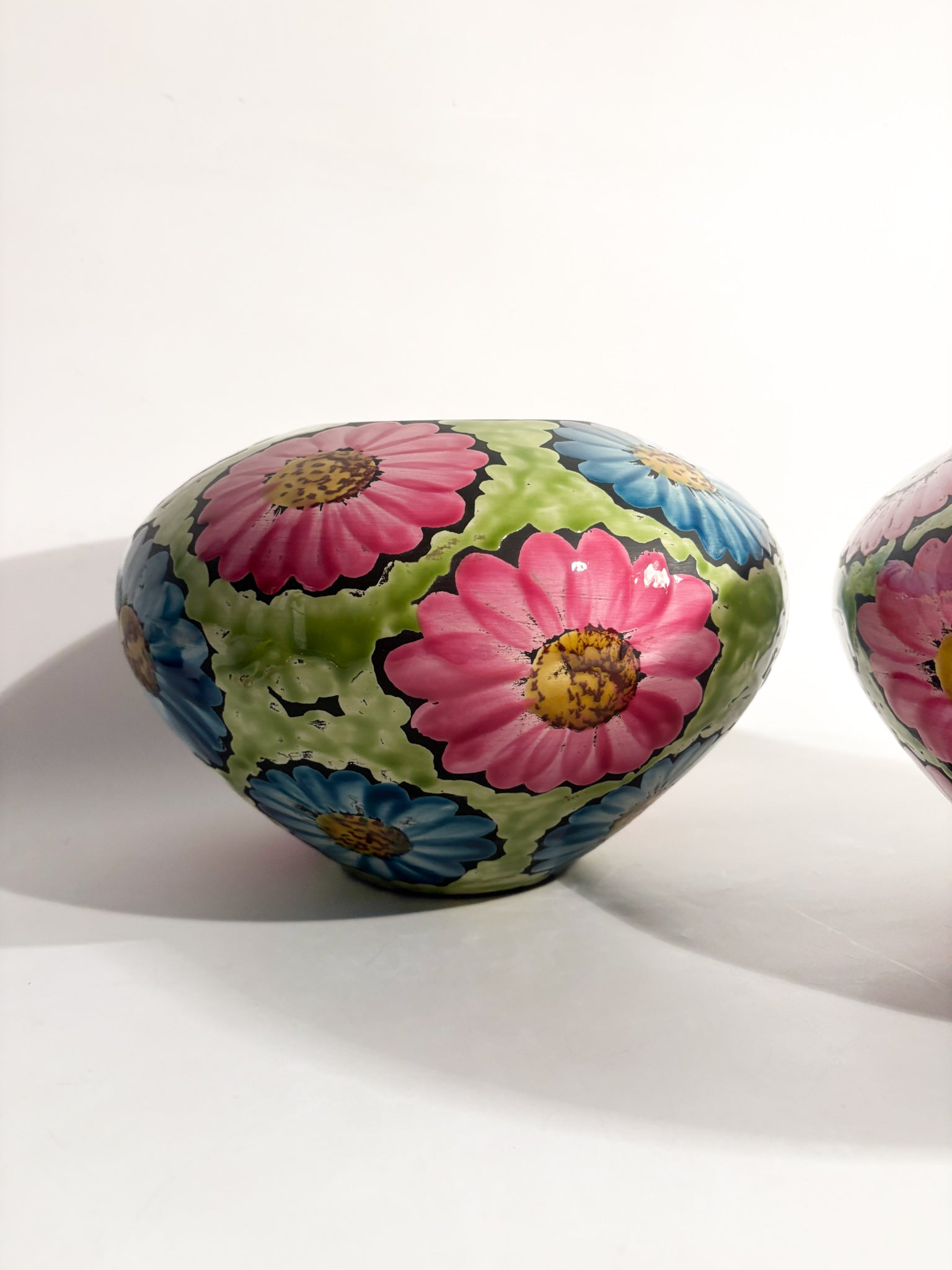 Coppia di Vasi in Ceramica Dipinti a Mano con Motivi Floreali Flower Power Anni 60