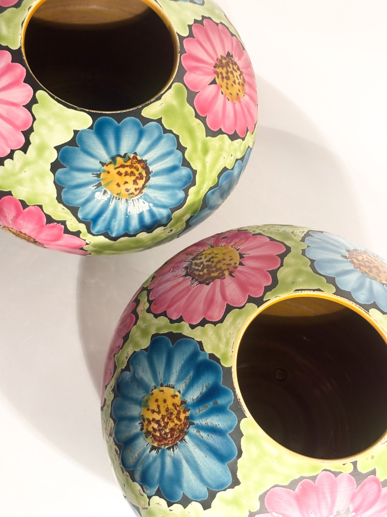 Coppia di Vasi in Ceramica Dipinti a Mano con Motivi Floreali Flower Power Anni 60
