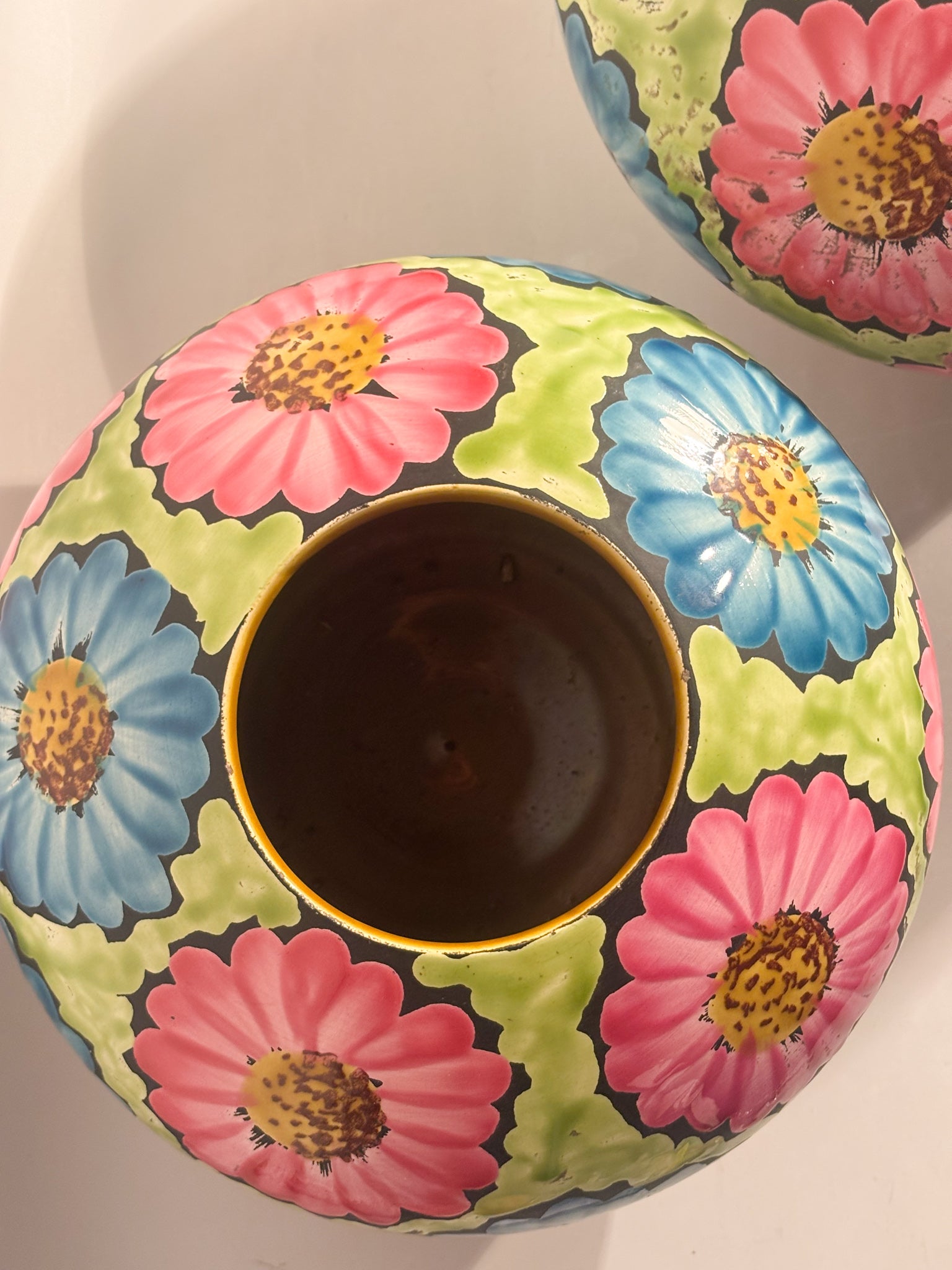 Coppia di Vasi in Ceramica Dipinti a Mano con Motivi Floreali Flower Power Anni 60