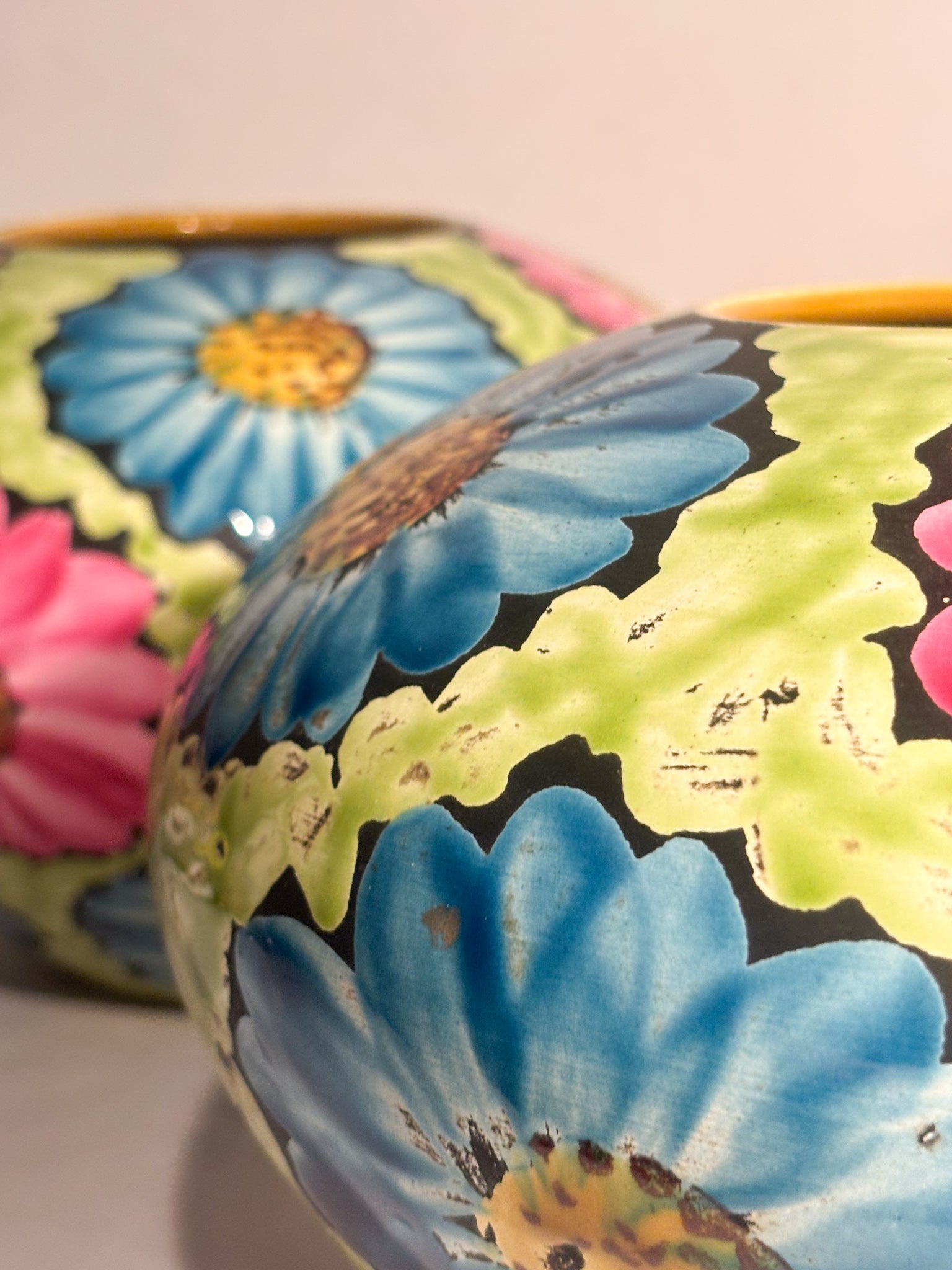 Coppia di Vasi in Ceramica Dipinti a Mano con Motivi Floreali Flower Power Anni 60