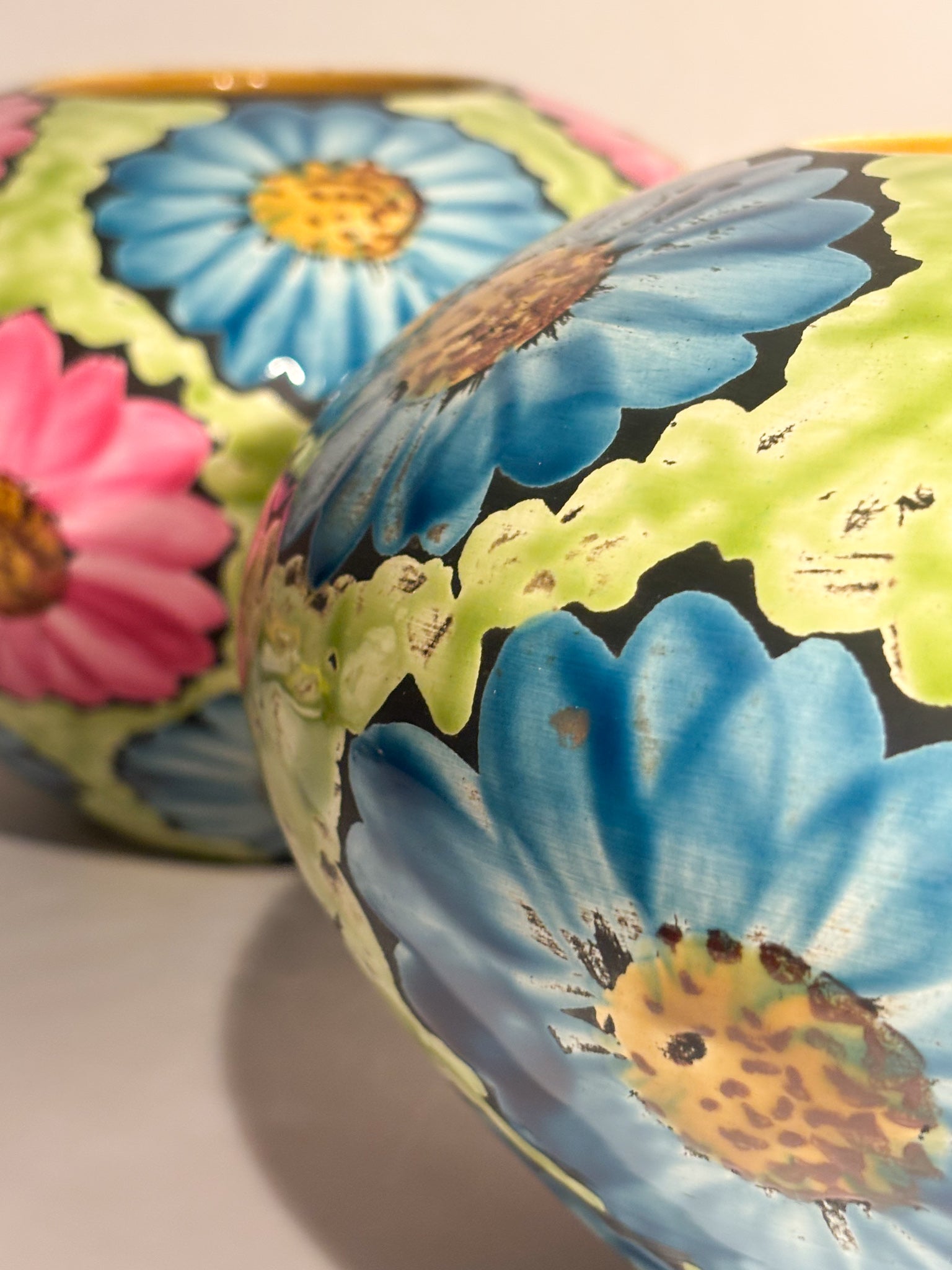 Coppia di Vasi in Ceramica Dipinti a Mano con Motivi Floreali Flower Power Anni 60