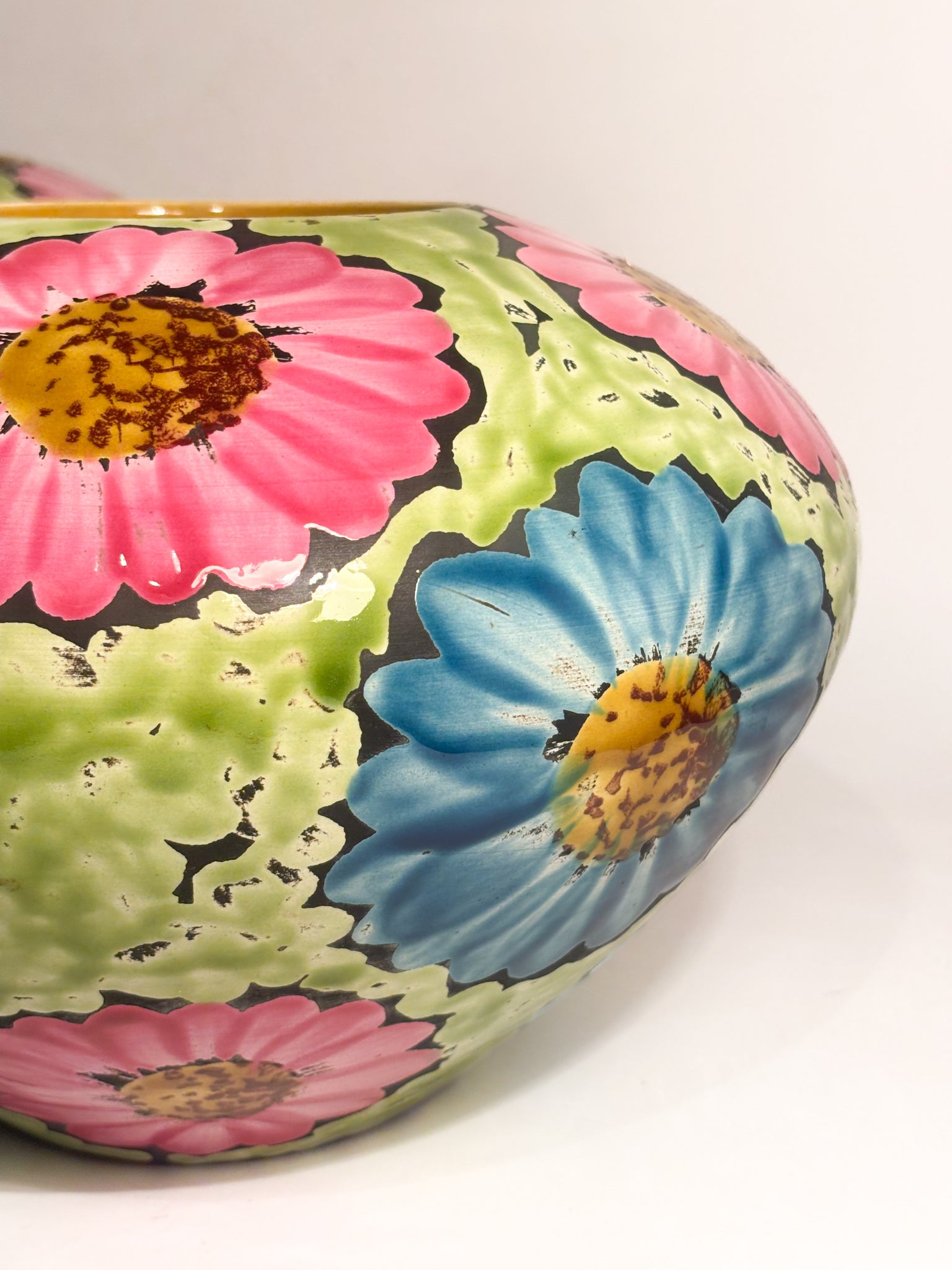 Coppia di Vasi in Ceramica Dipinti a Mano con Motivi Floreali Flower Power Anni 60