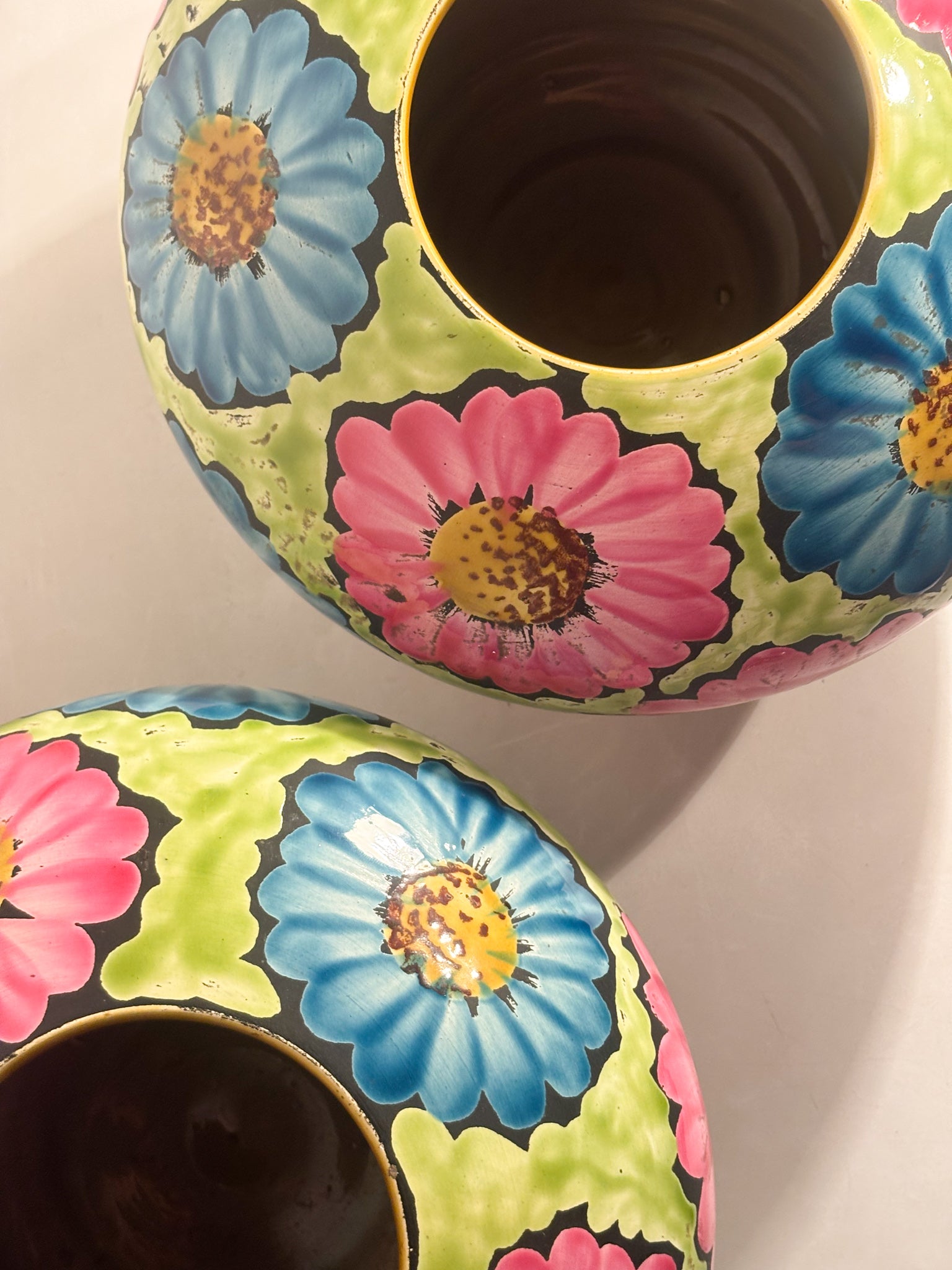 Coppia di Vasi in Ceramica Dipinti a Mano con Motivi Floreali Flower Power Anni 60
