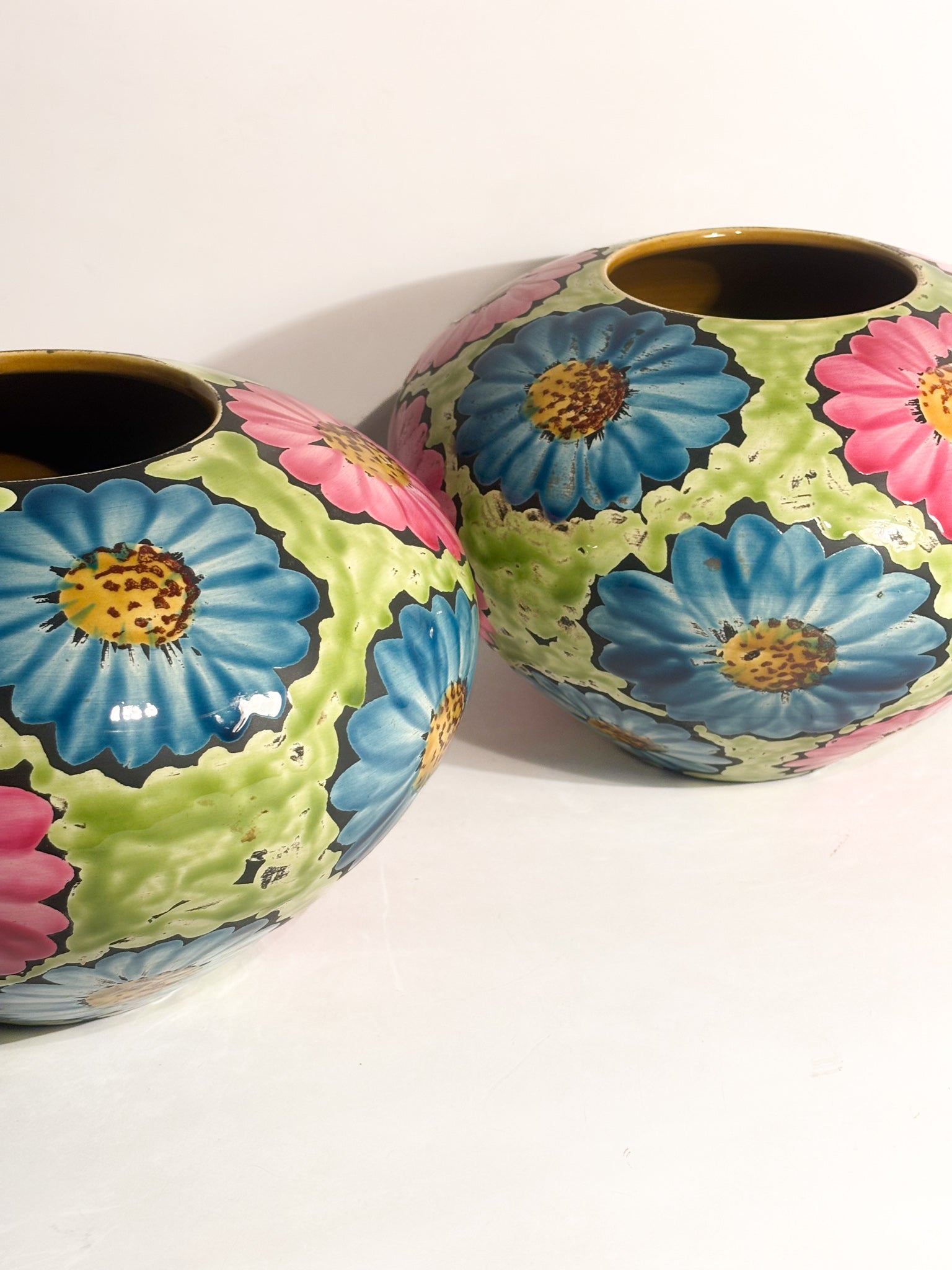 Coppia di Vasi in Ceramica Dipinti a Mano con Motivi Floreali Flower Power Anni 60