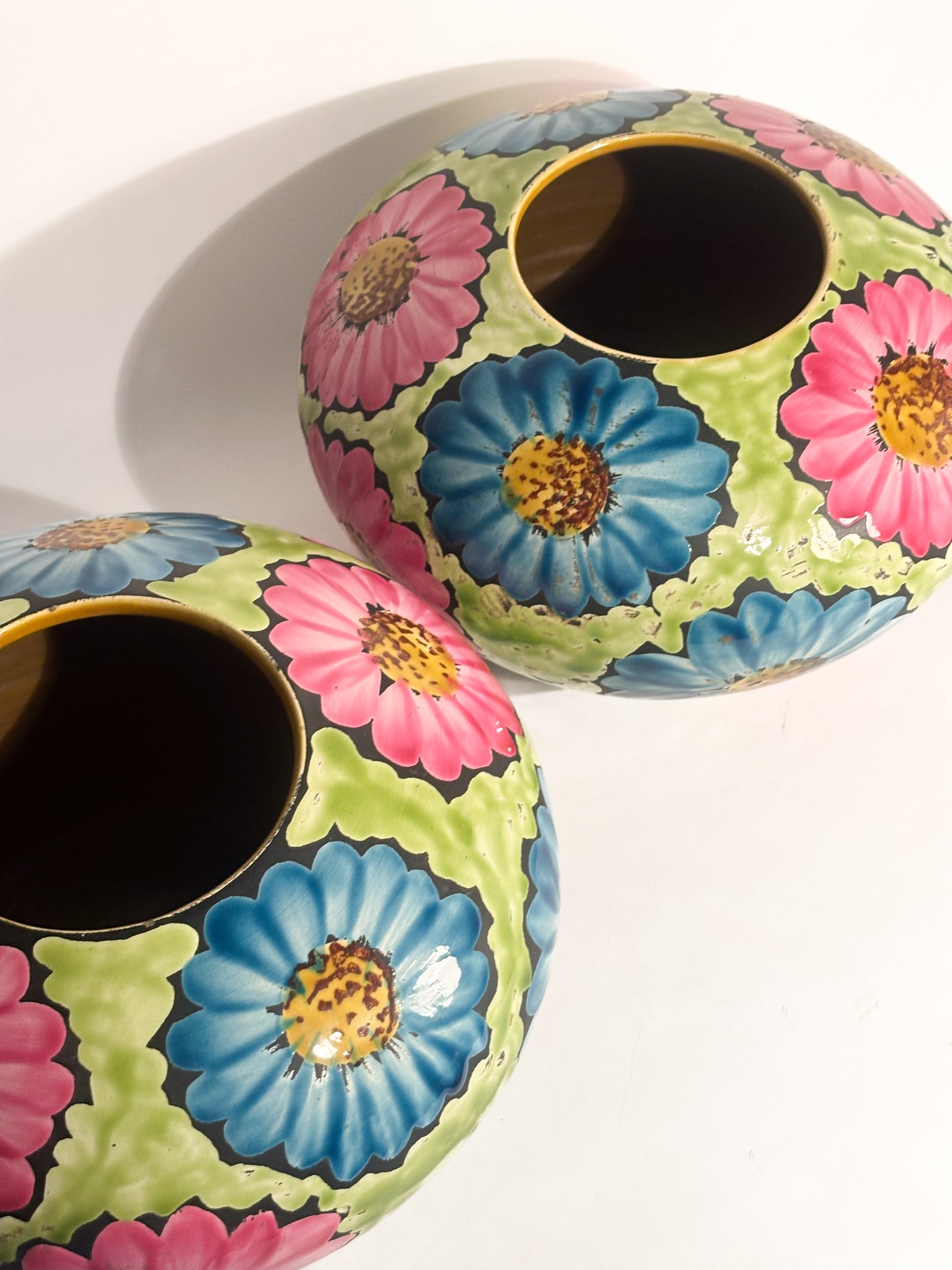 Coppia di Vasi in Ceramica Dipinti a Mano con Motivi Floreali Flower Power Anni 60