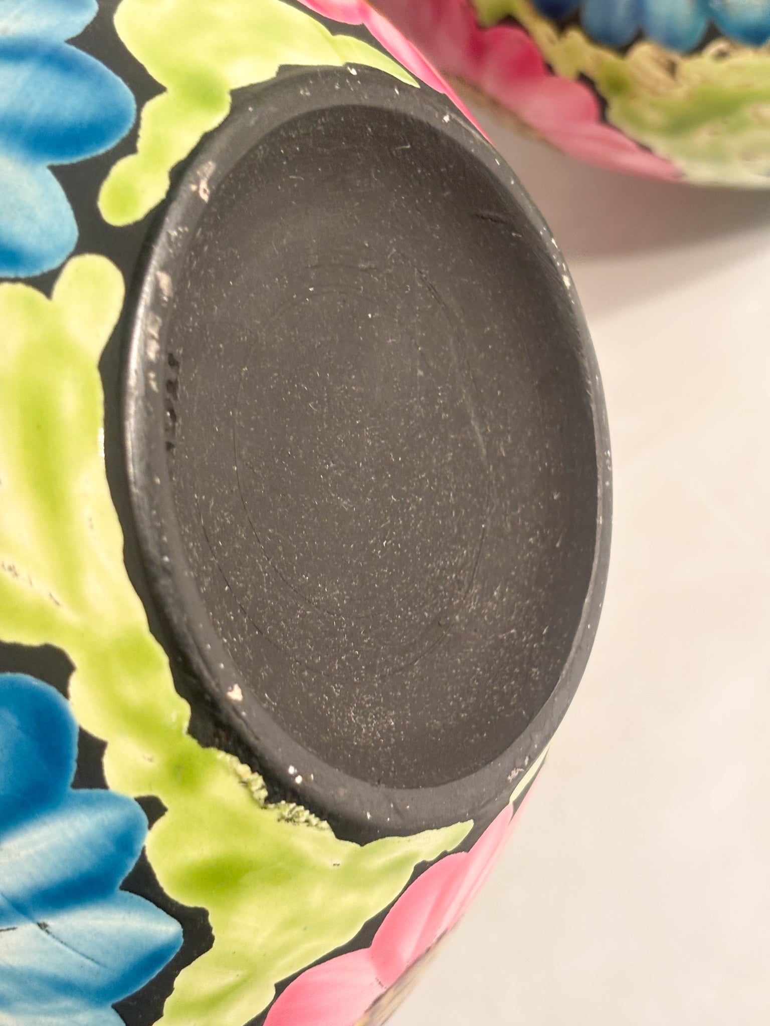 Coppia di Vasi in Ceramica Dipinti a Mano con Motivi Floreali Flower Power Anni 60