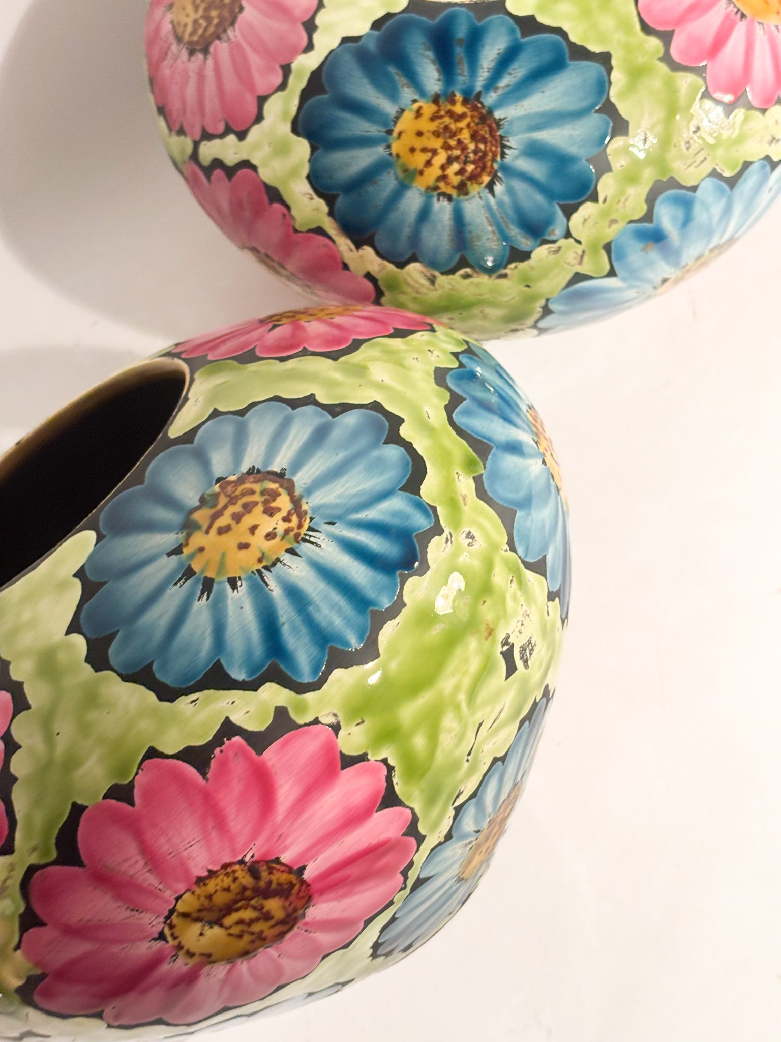 Coppia di Vasi in Ceramica Dipinti a Mano con Motivi Floreali Flower Power Anni 60