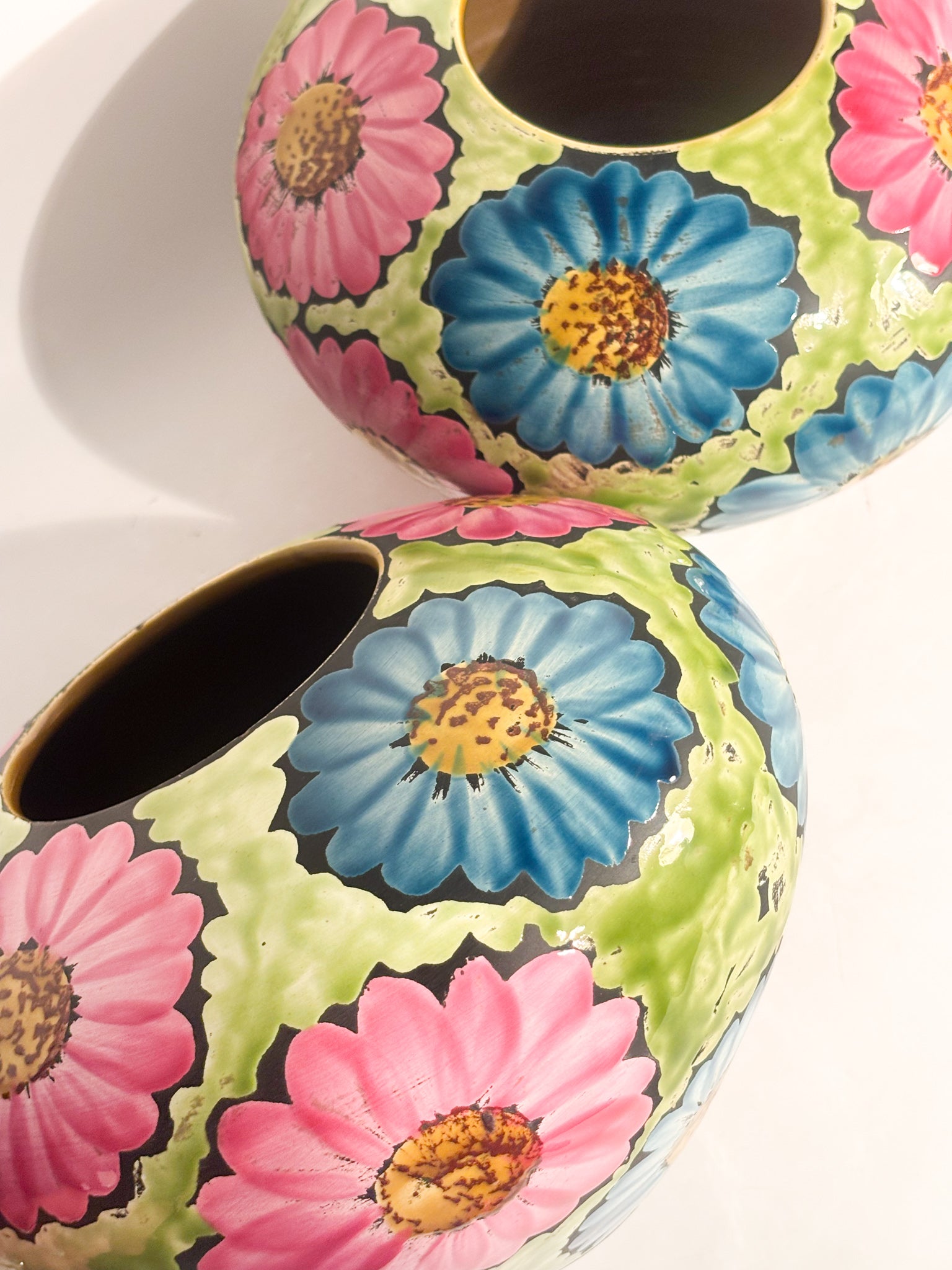 Coppia di Vasi in Ceramica Dipinti a Mano con Motivi Floreali Flower Power Anni 60