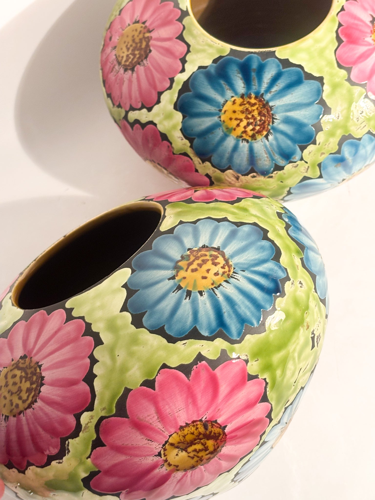 Coppia di Vasi in Ceramica Dipinti a Mano con Motivi Floreali Flower Power Anni 60