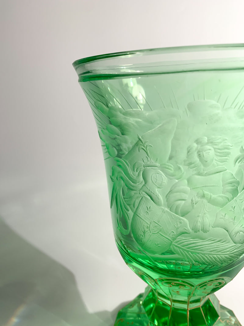 Vaso in Cristallo di Biedermeier Verde Decorato ad Acido del 1800