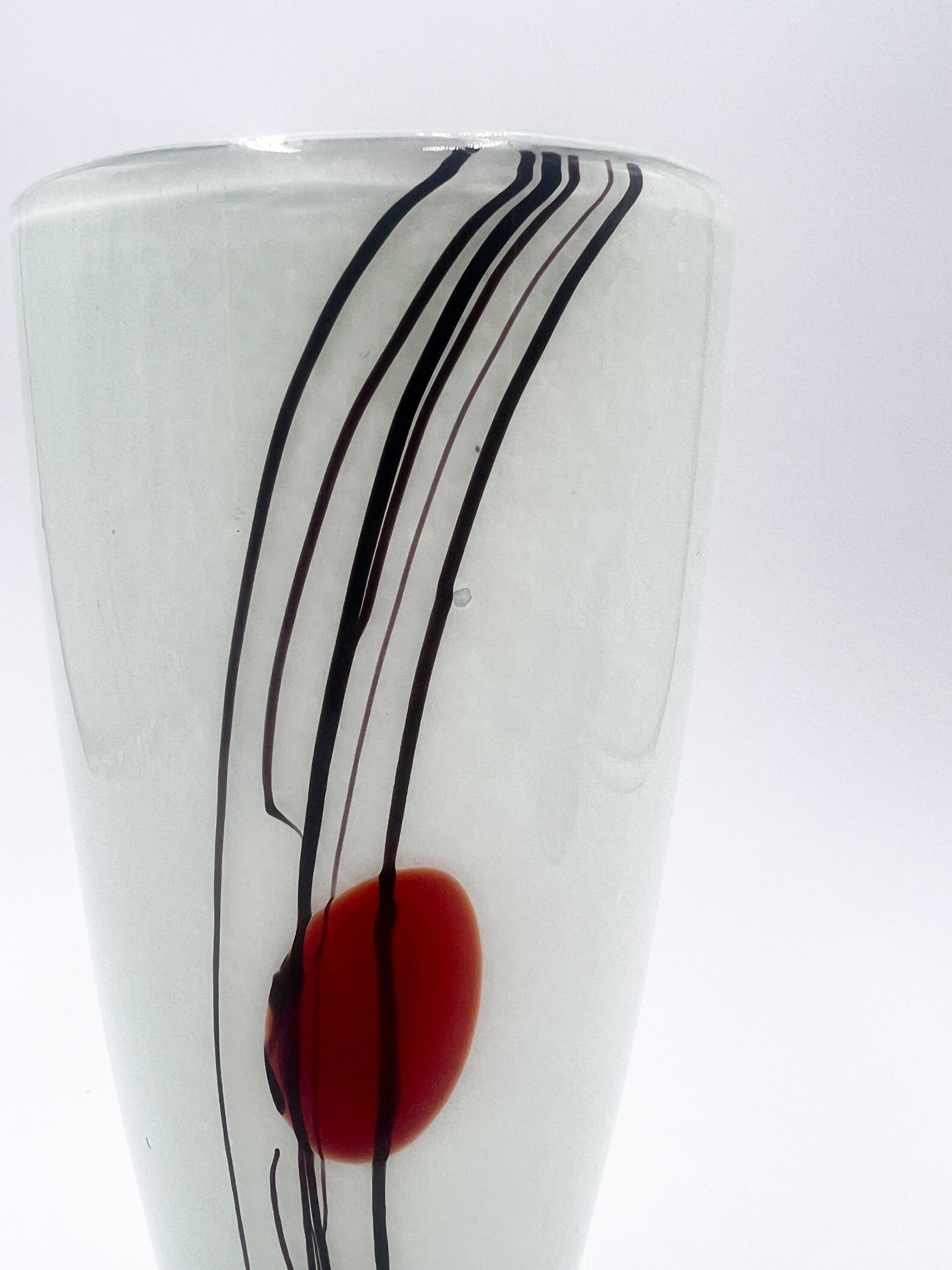 Vaso in Vetro di Murano Bianco con Decorazioni Rosse e Nere Anni 70