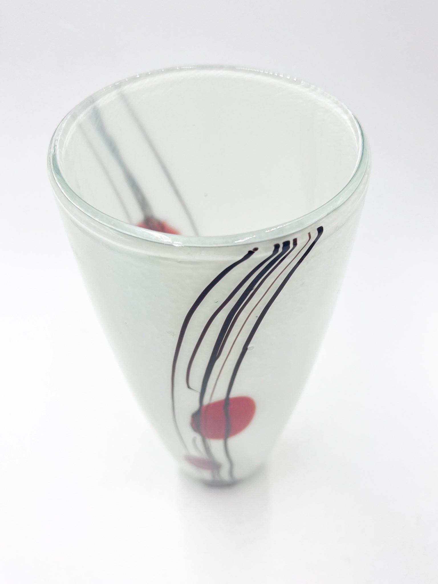 Vaso in Vetro di Murano Bianco con Decorazioni Rosse e Nere Anni 70