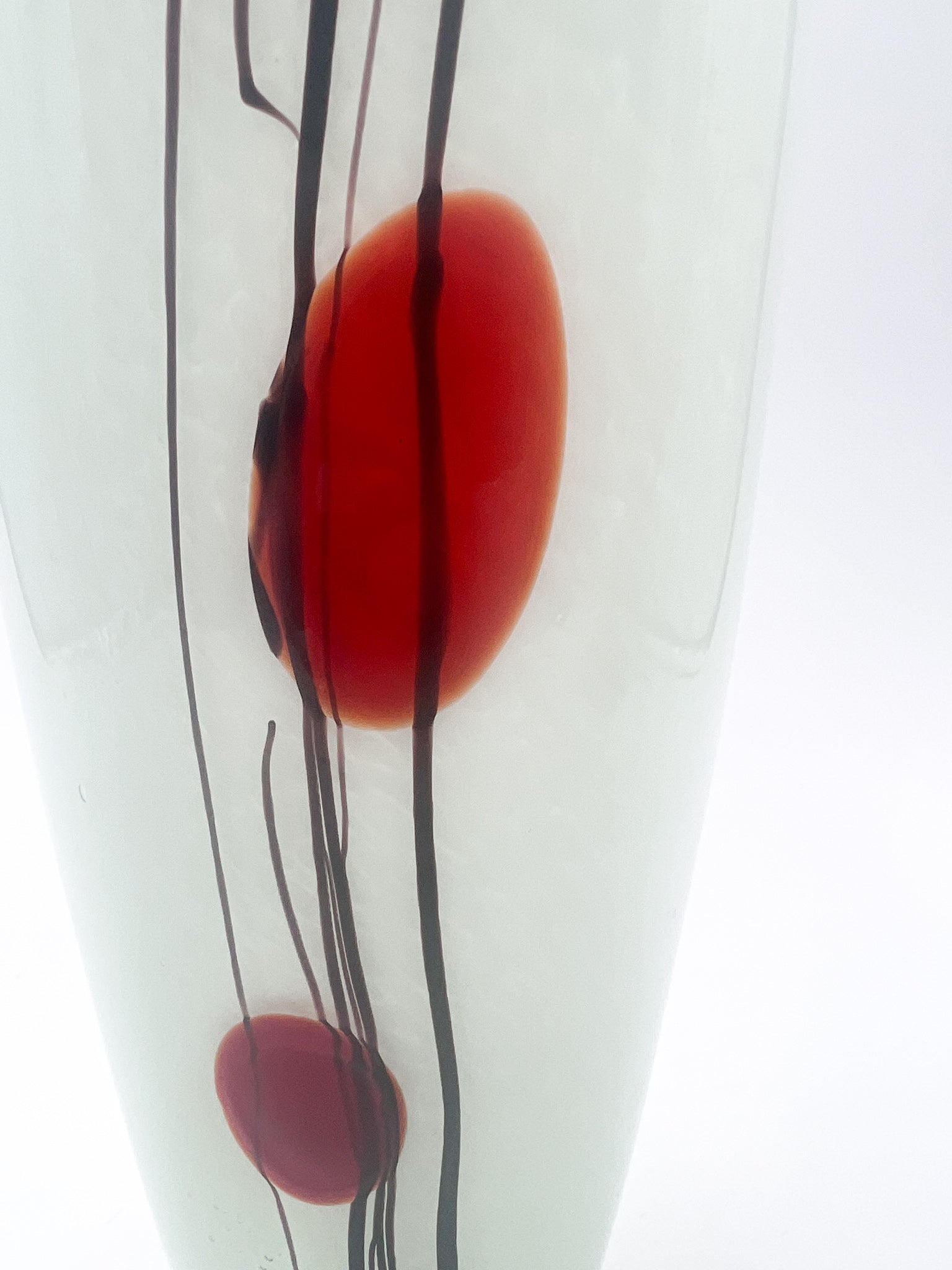 Vaso in Vetro di Murano Bianco con Decorazioni Rosse e Nere Anni 70